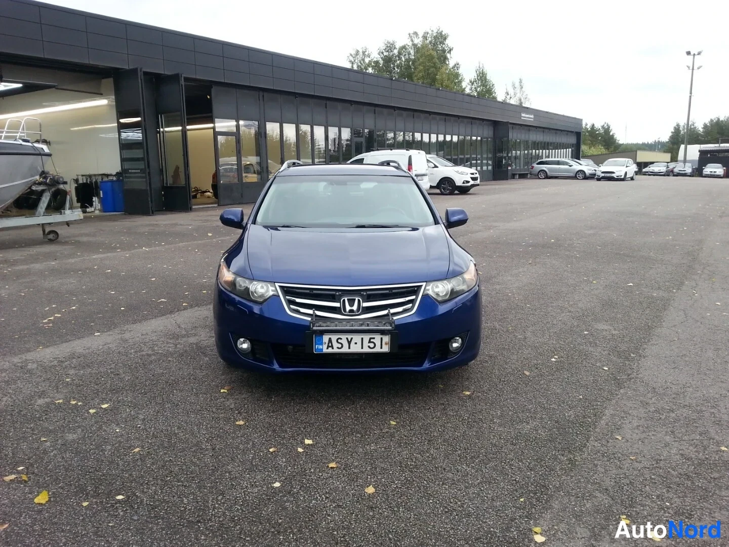 Edestä: Sinisen farmariauto Honda Accordin etupää, rekisterikilpi