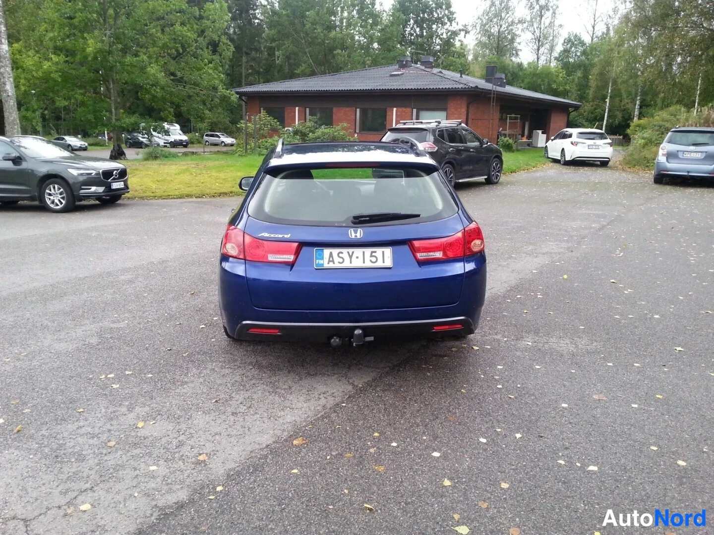 Takaa: Sinisen Honda Accord farmarin takapää, rekisterikilpi ja takavilkut