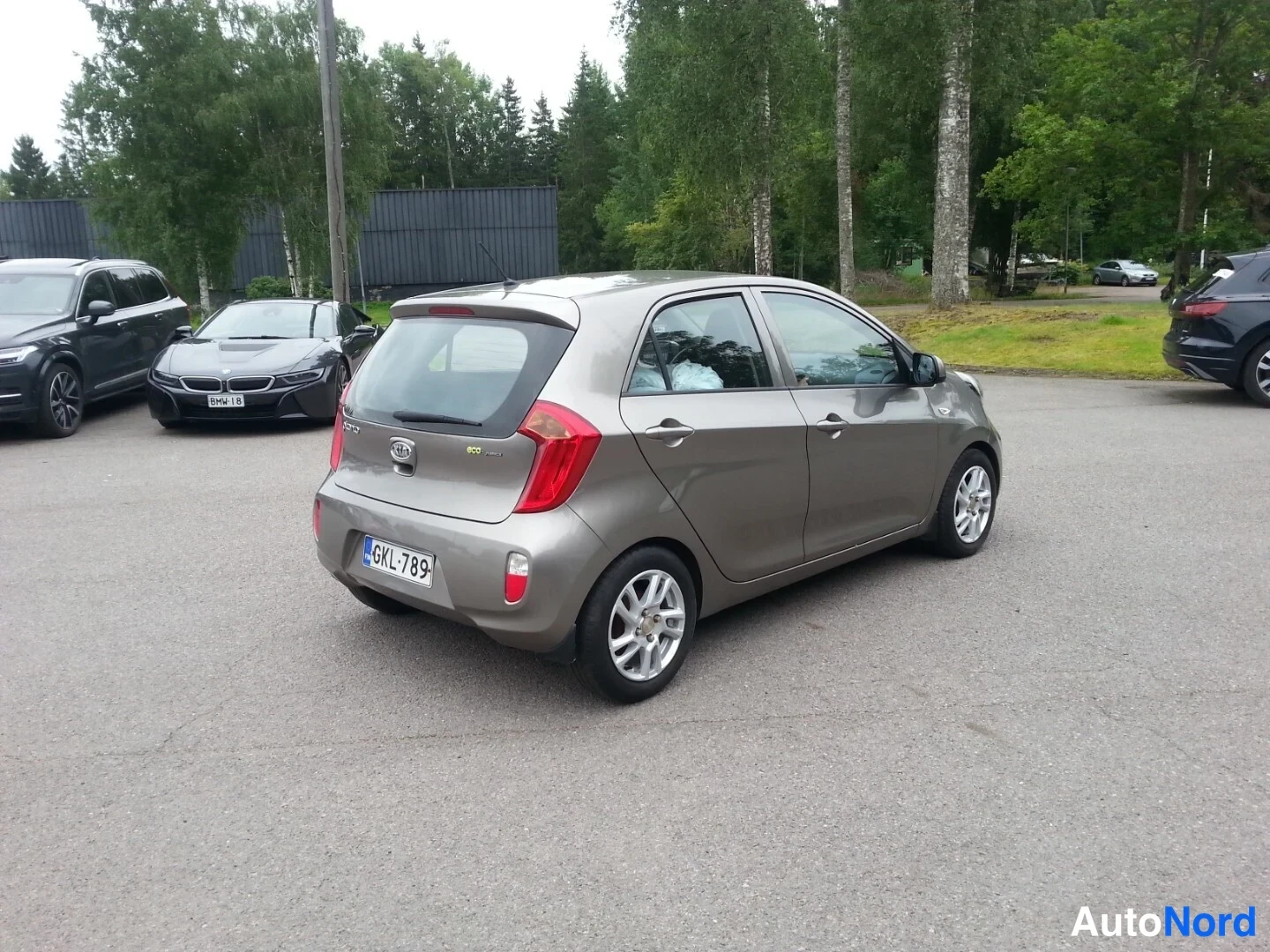 Takaviisto: Kia Picanto takaviistosta; rekisterikilpi ja D-CVVi-teksti takaluukussa.
