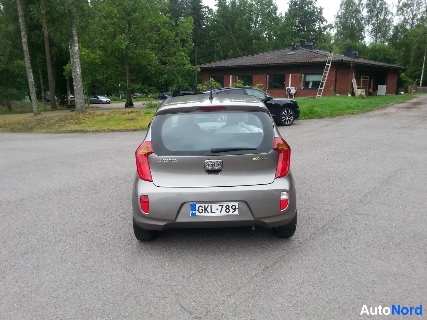 Takaa: Kia Picanto takaa kuvattuna,hopeanharmaa koripinta, rekisterikilpi.