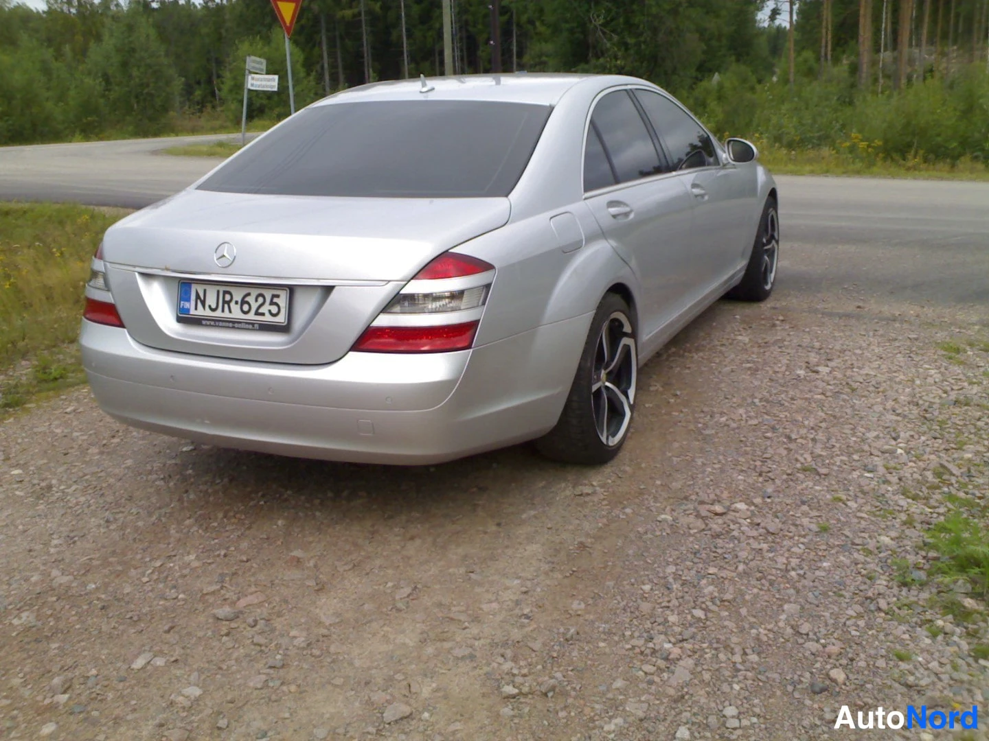 Takaviisto: Auto takaa kolmivartalokulmasta; rekisterikilpi.