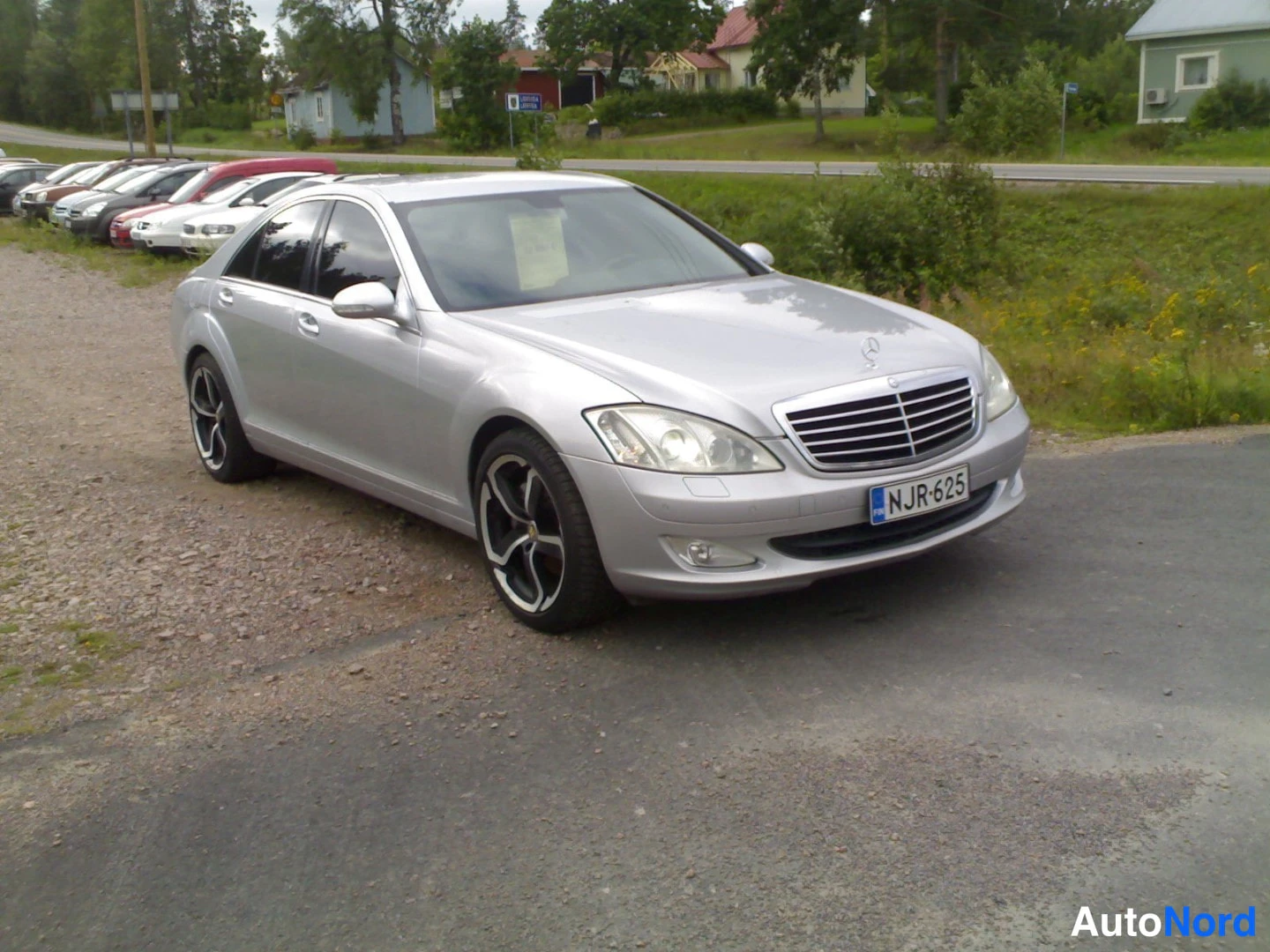 Etuviisto, nokka oikealle: Mercedes-Benz S-luokan sedan etuviistosta oikealta, hopeanvärinen kori, rekisteritunnus.