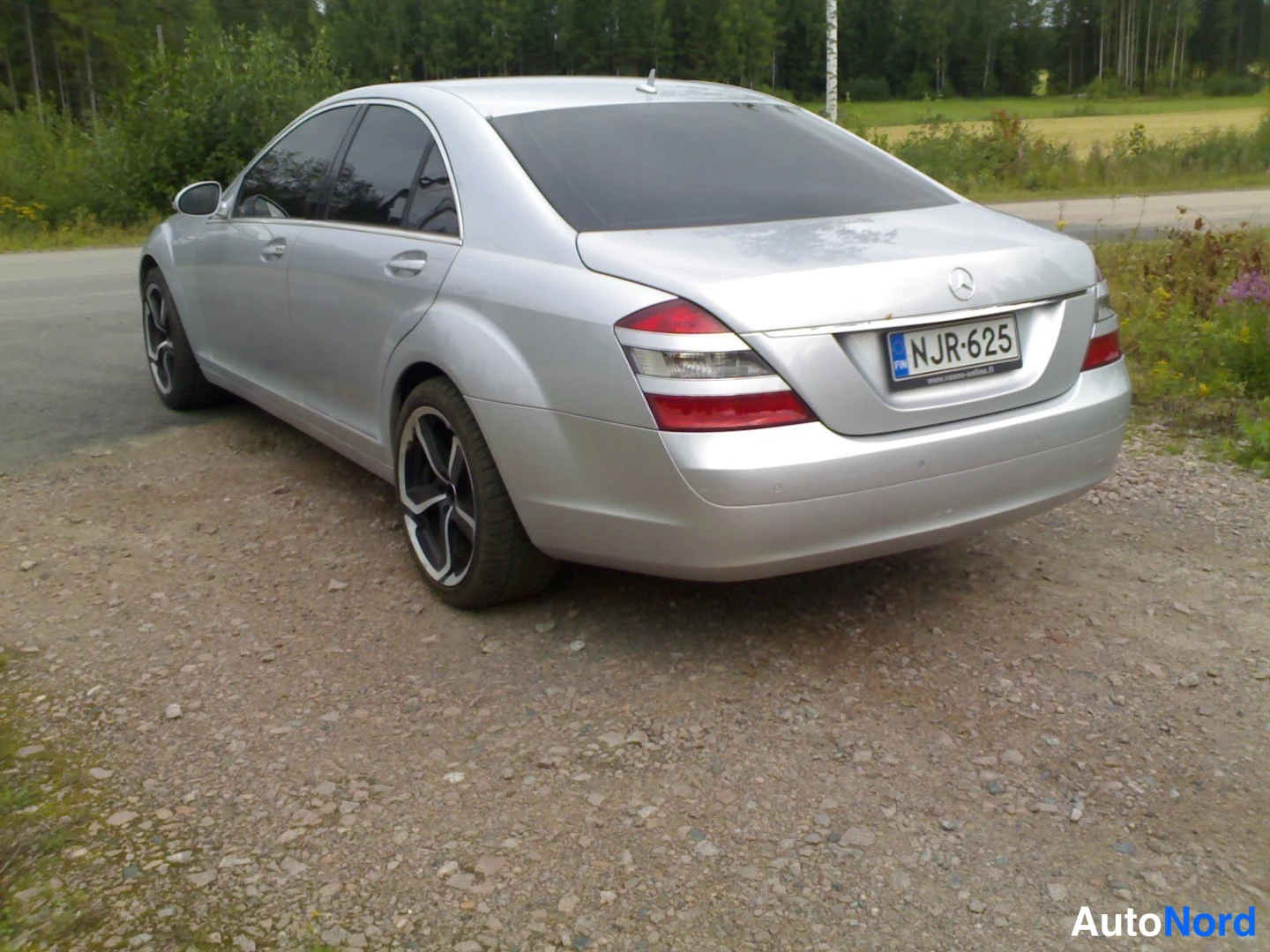 Takaviisto: Mercedes-Benz S-luokan sedan taka­viistosta oikealta, hopeanvärinen kori, rekisteritunnus.