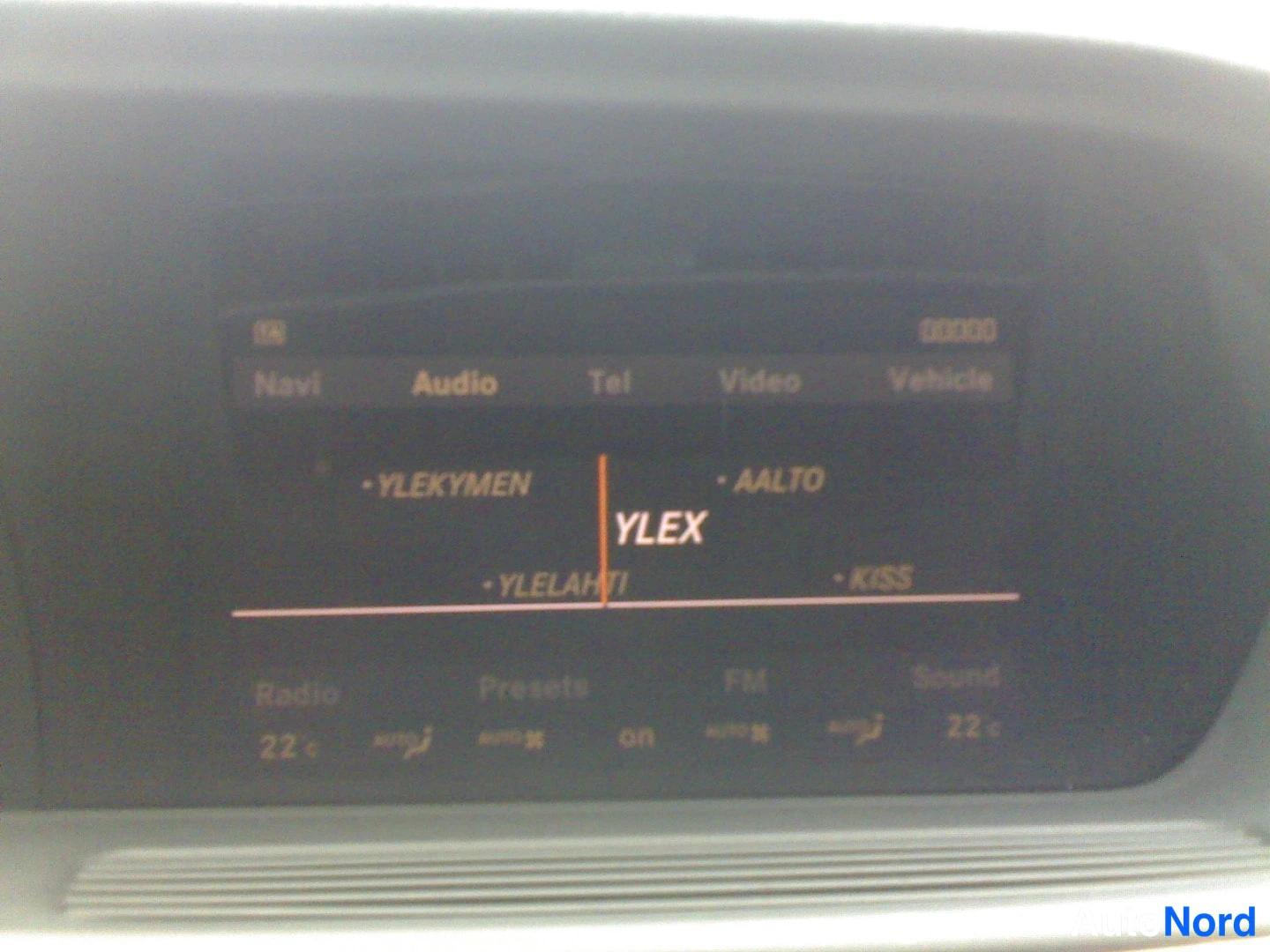 Muu: Autovalikon näyttö, jossa näkyy radiovalinta: YLEX valittuna, muita kanavia YLEKYMEN, AALTO, YLEAHTI ja KISS, valikot Navi, Audio, Tel, Video, Vehicle.