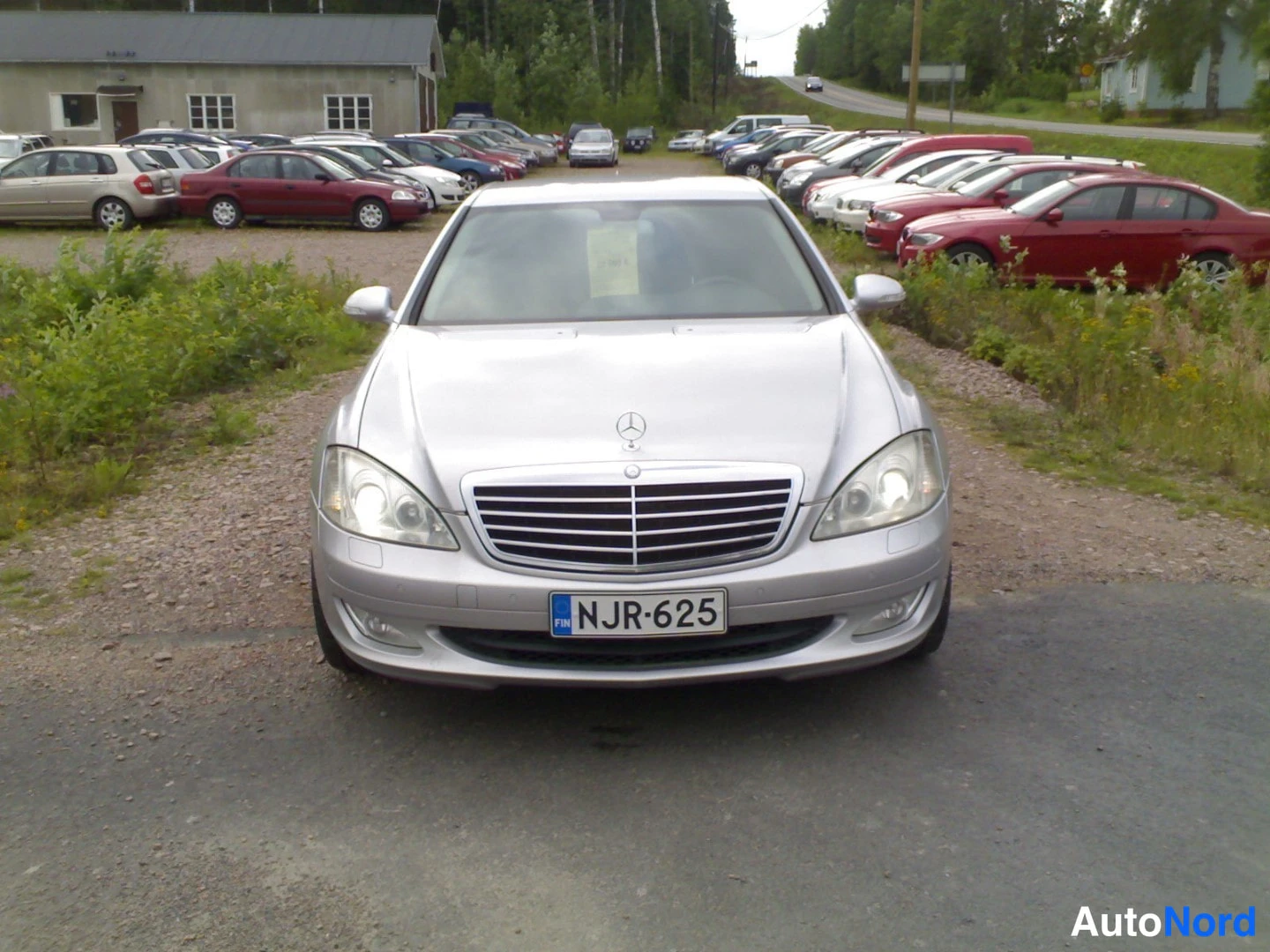 Edestä: Mercedes-Benz S-luokan sedan edestä kuvattuna, rekisteritunnus, hopeanvärinen kori.