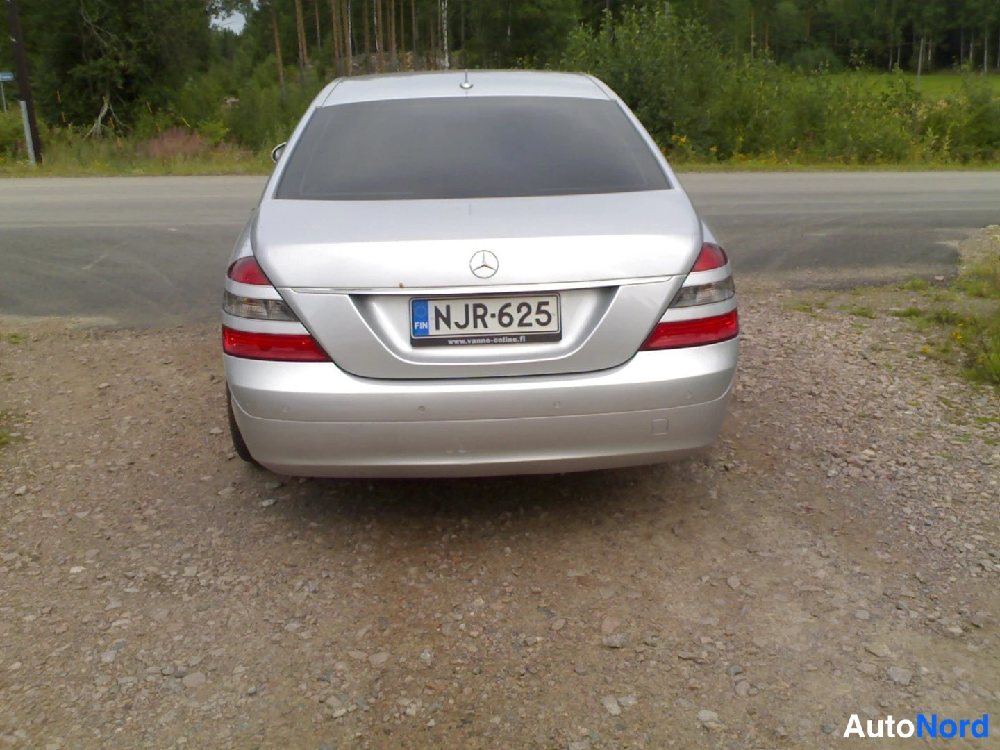 Takaa: Mercedes-Benz S-luokan sedan takaa kuvattuna, rekisteritunnus.