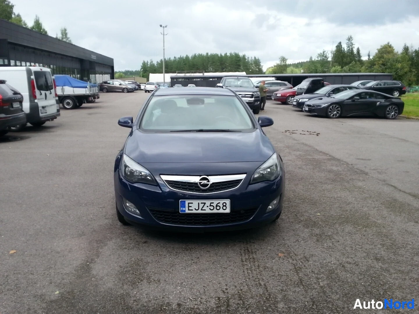 Edestä: Opel Astra -henkilöauto etupäältä, tummansininen, rekisteritunnus.
