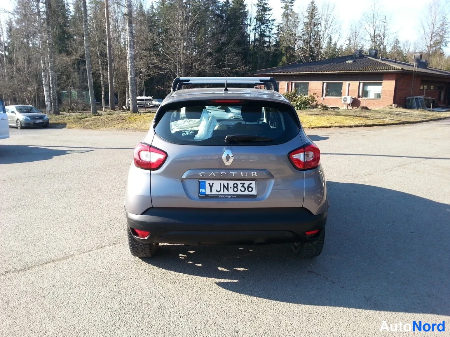 Takaa: Renault Captur -auto takaa kuvattuna, rekisterikilpi, kattokaiteet ja C PTUR-teksti takaovessa näkyvät.