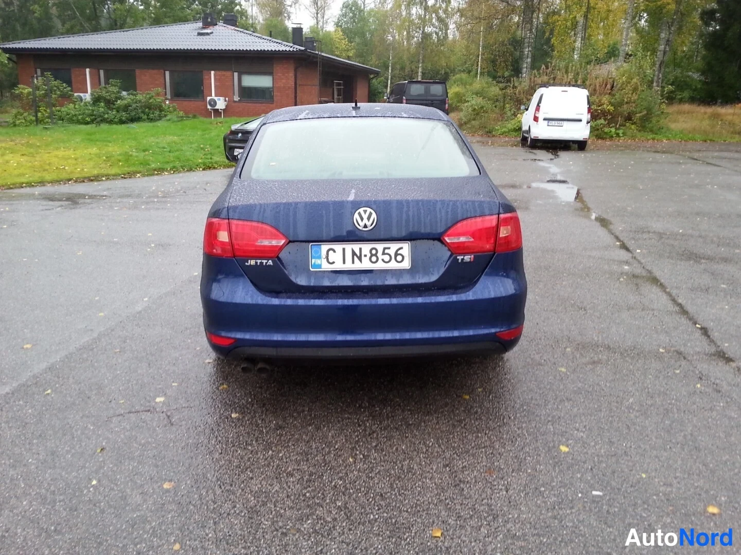 Takaa: Volkswagen Jetta takaa, peräosassa Jetta- ja TSI-merkit, rekisteritunnus.
