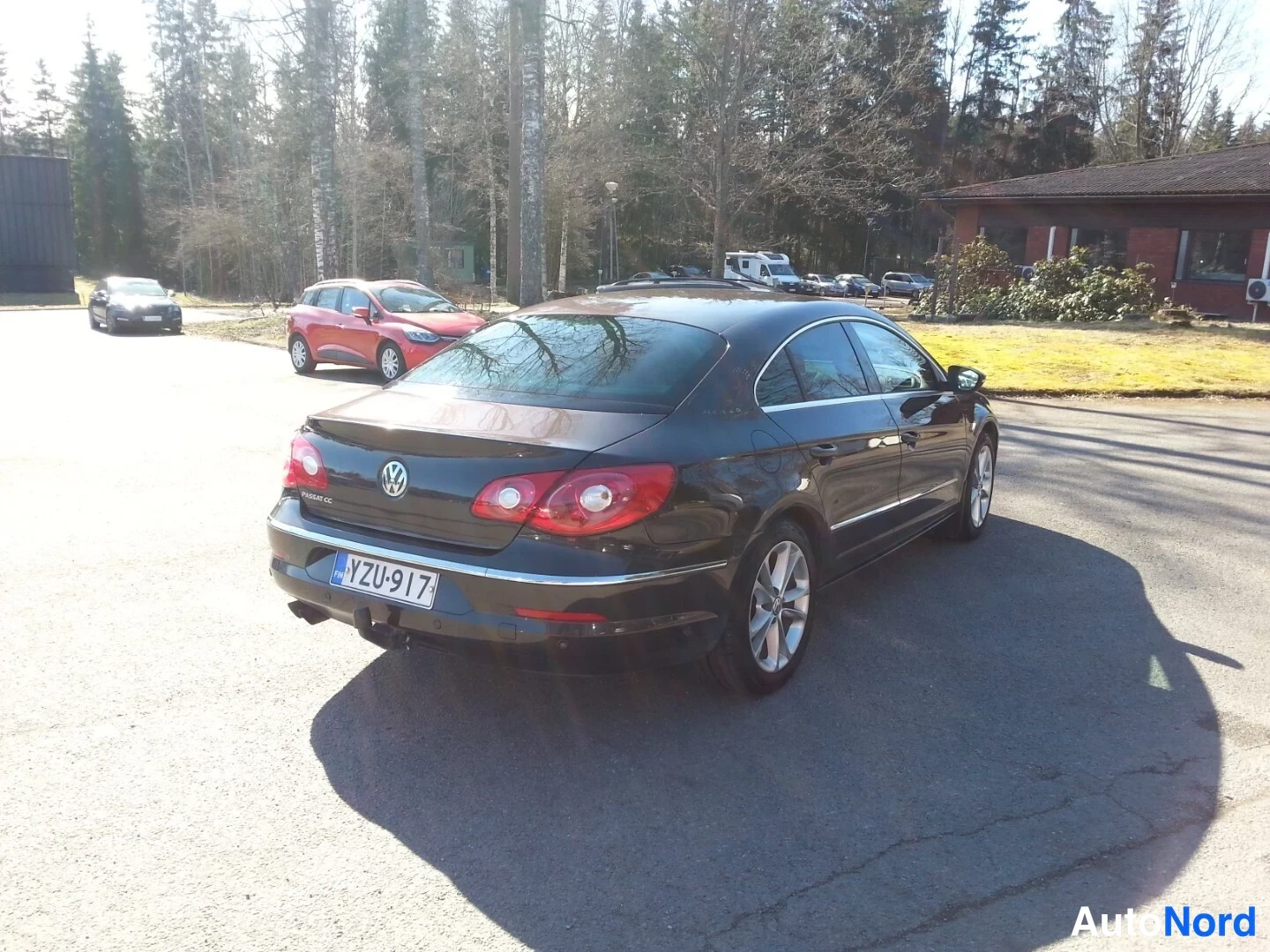 Takaviisto: Volkswagen Passat CC:n takapää ja oikea kylki parkkipaikalla, rekisterikilpi.