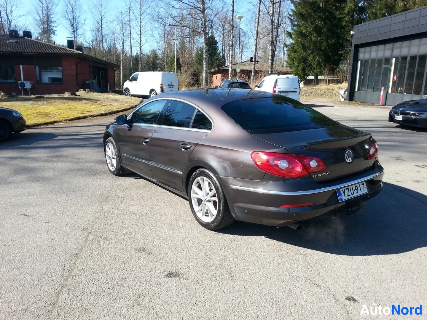 Takaviisto: Volkswagen Passat CC:tä takaa viistosti, perä ja vasen kylki näkyvillä, rekisteritunnus.