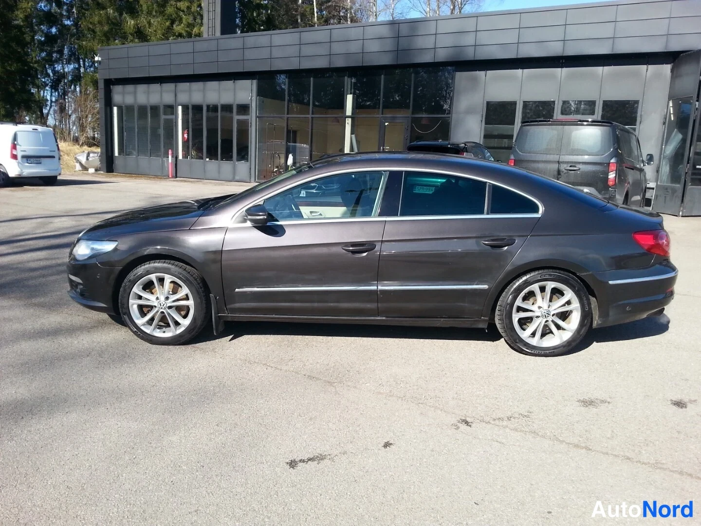 Sivulta: Volkswagen Passat CC:n vasen sivuprofiili, auton koko runko näkyy, pyörät ja ovilistat terävällä kuvalla.