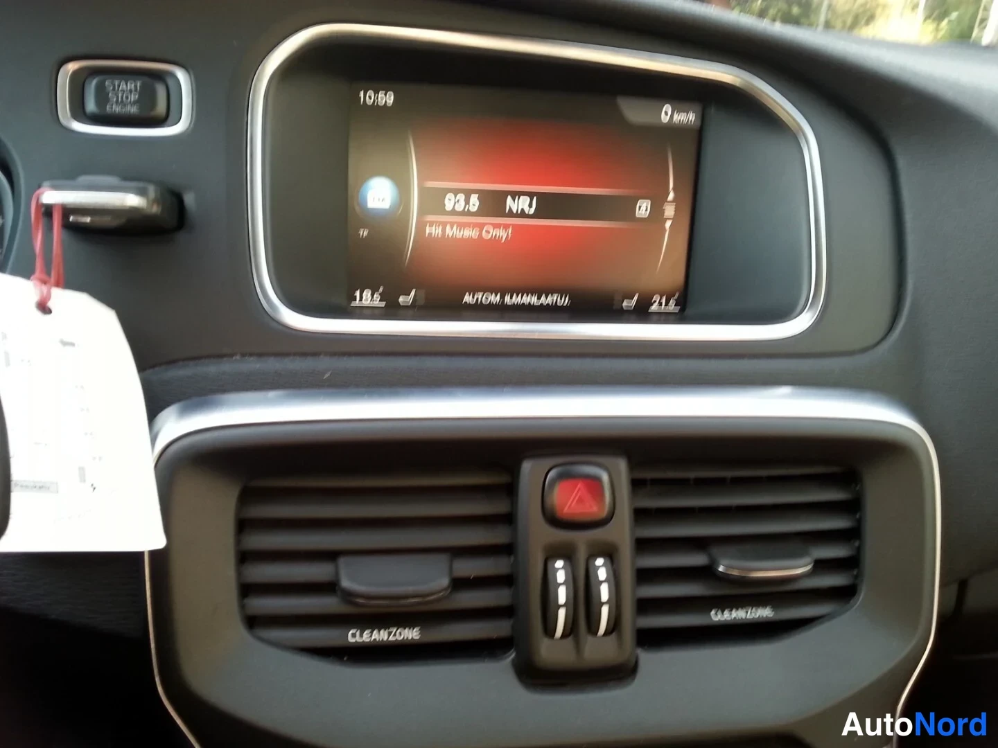 Yksityiskohta: Kojelaudan keskessä infotainment-näyttö, jolla soittimen näkymä radioasemalla 93.5 NRJ, sekä alla olevat ilmastointiaukot, joissa lukee CLEANZONE.