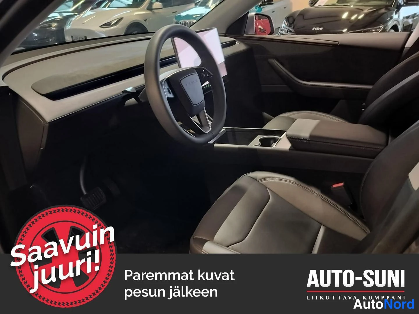 Muu: Tesla Model Y:n ohjaamosta: ohjauspyörä, keskelle sijoitettu kosketusnäyttö ja nahkaverhoillut istuimet.