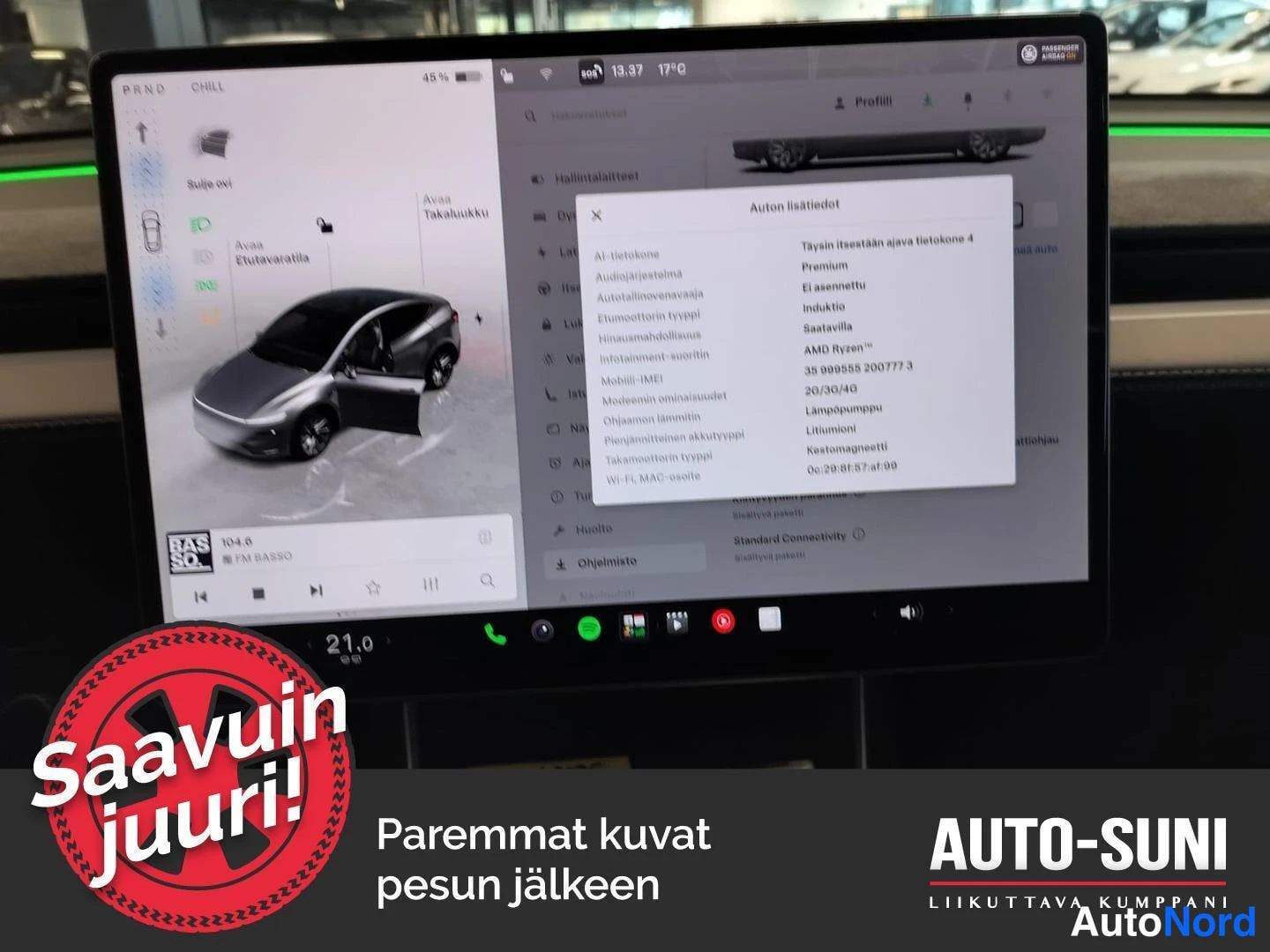 Muu: Auton kosketusnäytön Ohjelmiot-valikon Avun lisätiedot -ikkuna, jossa lukee mm. AI-tietokone: Täysin itsestään ajava tietokone 4, Autonläheslelus: Premium, Huol