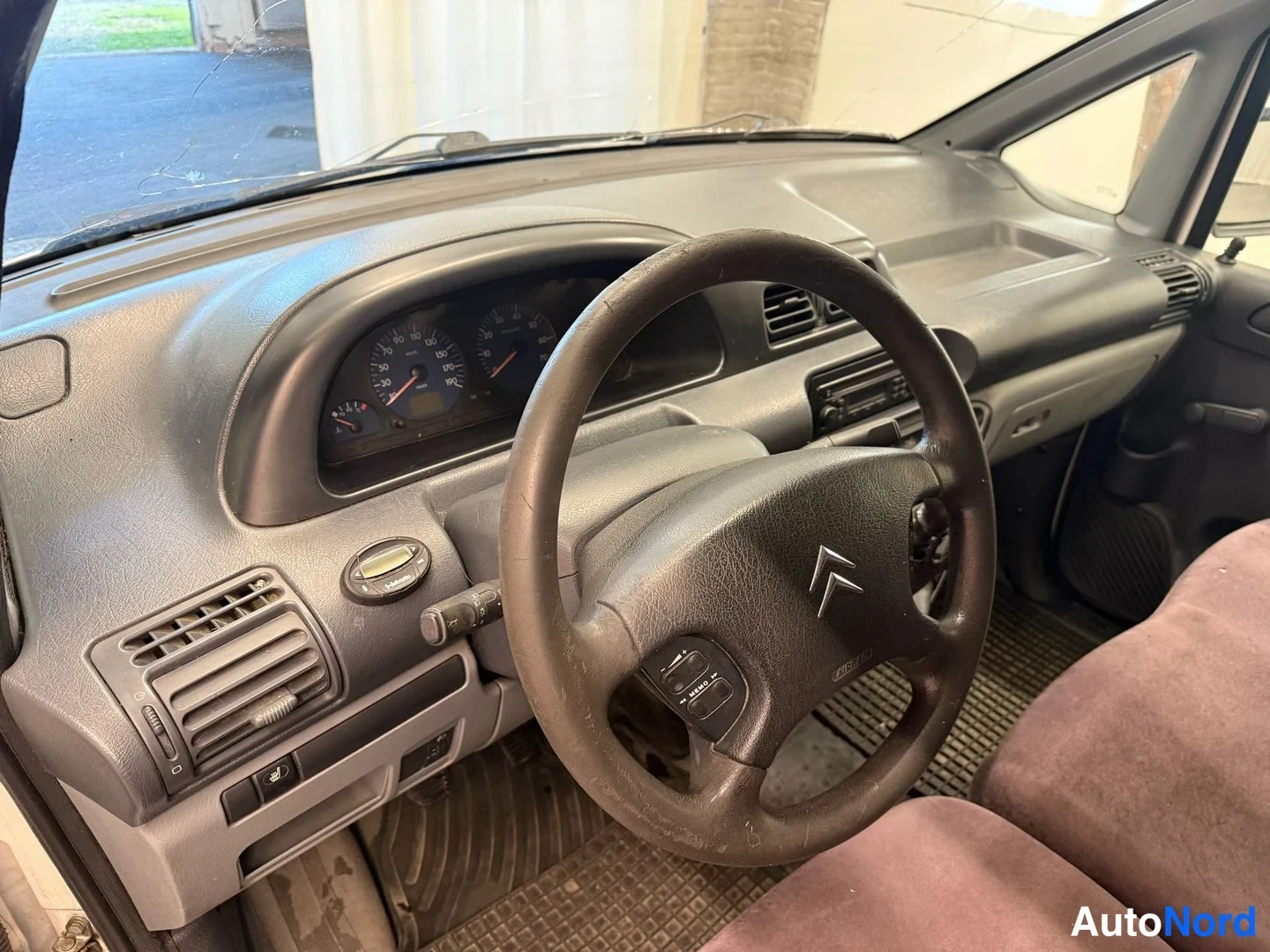 Muu: tumma kojelauta, Citroën-merkillä varustettu ohjauspyörä ja mittaristo.