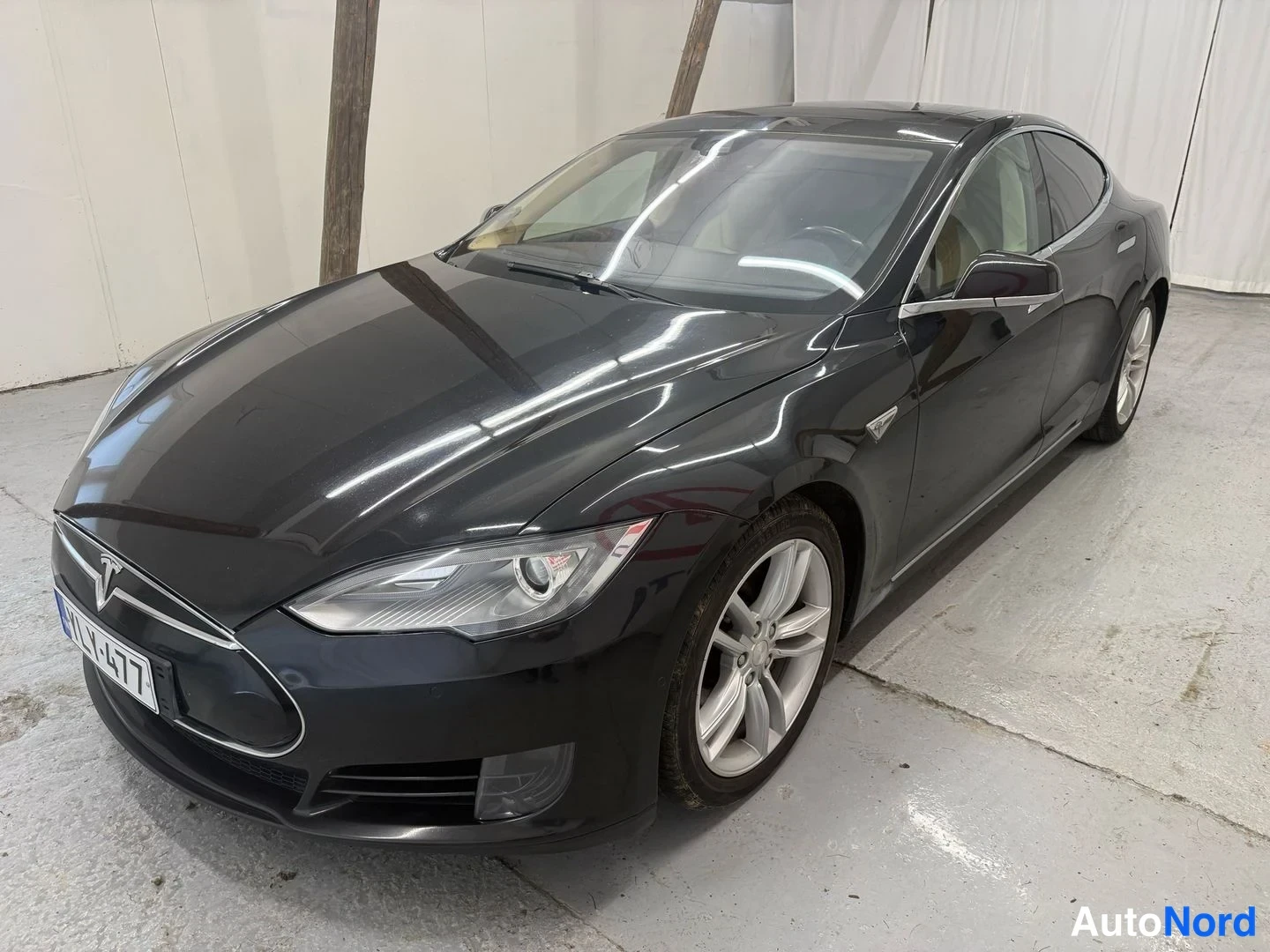 Tesla Model S KAUNISMUOTOINEN SÄHKÖAUTO JOKA ANTAA KUNNON KYYTIÄ, 2015
