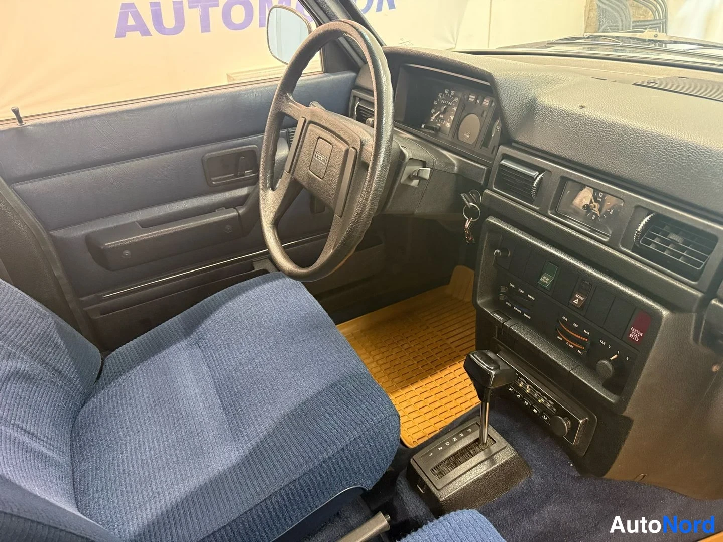 Edestä: Kuljettajan puolen kojelauta: ohjauspyörä, mittaristo, automaattivaihteen valitsin Borg Warner -merkinnällä ja radio.