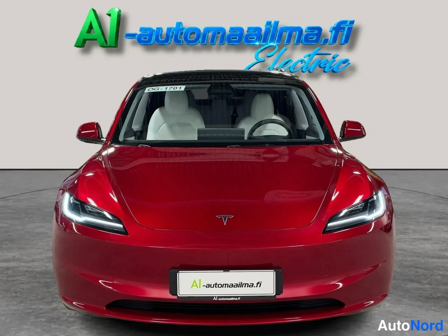 Punainen Tesla Model 3 2024, edestä, kuva 4