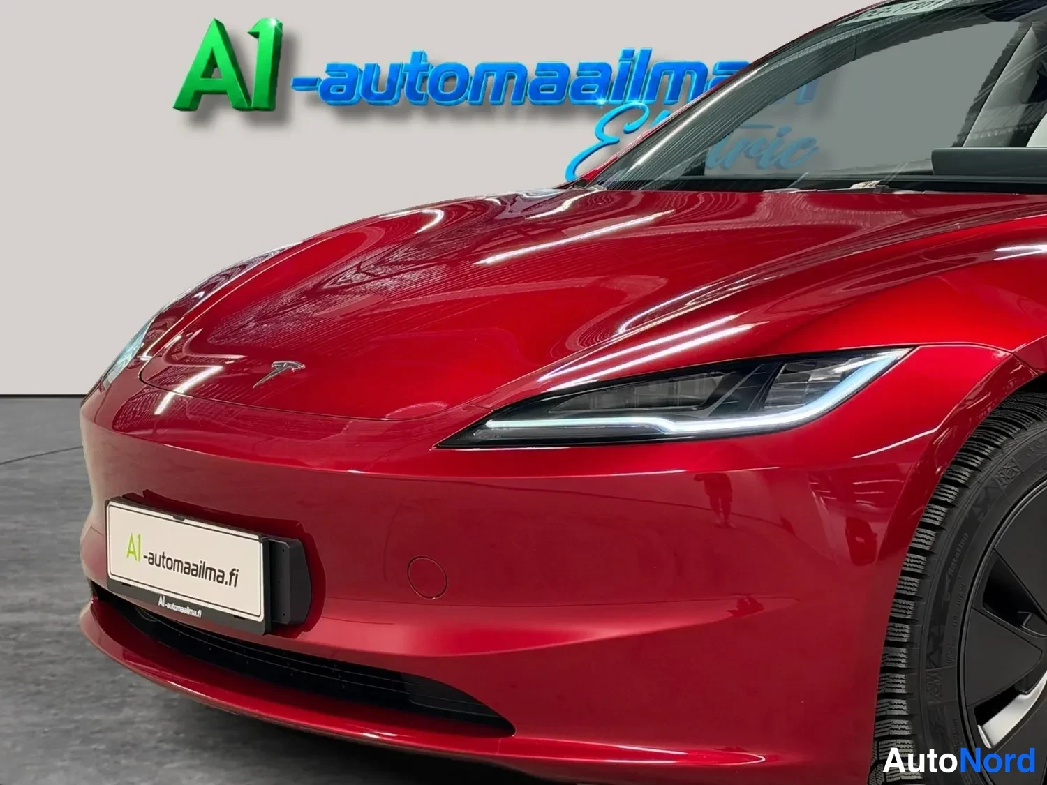 Punainen Tesla Model 3 2024, etuviisto, keula vasemmalle, kuva 2