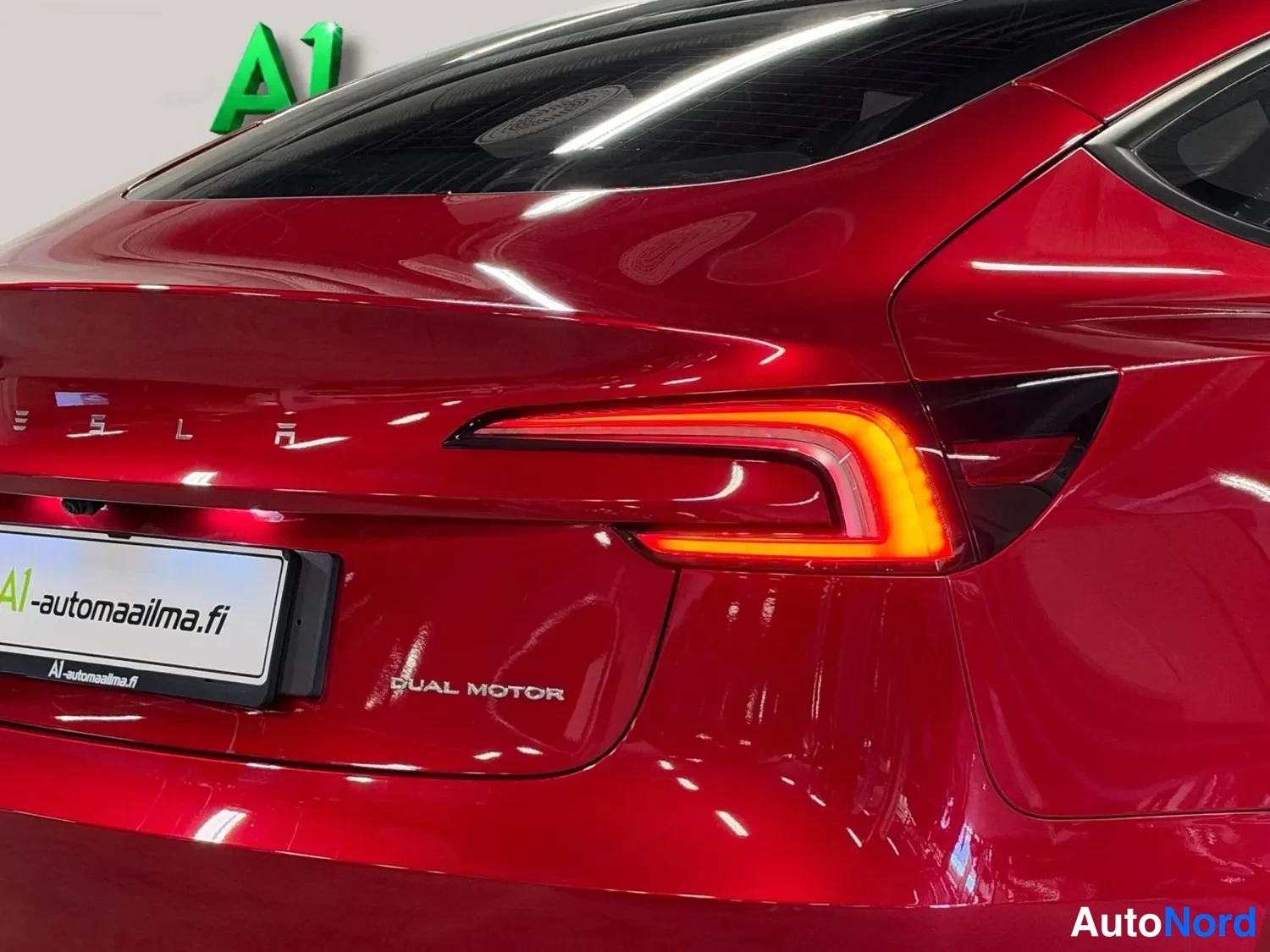 Punainen Tesla Model 3 2024, yksityiskohta, kuva 16