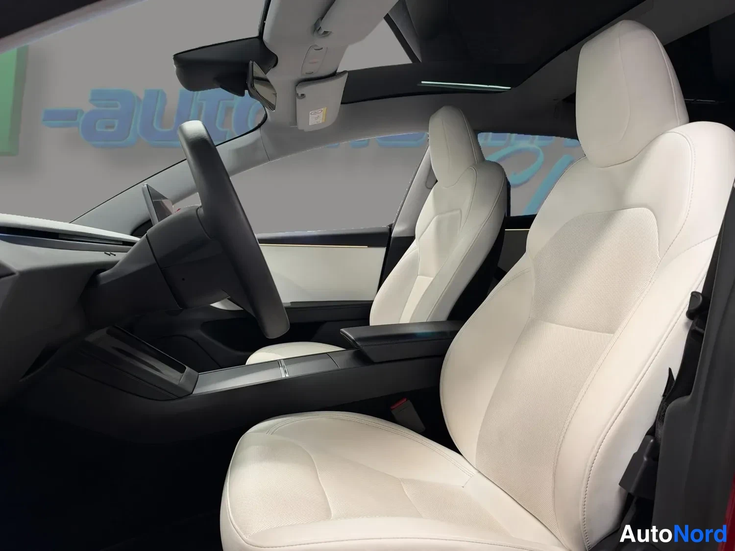 Punainen Tesla Model 3 2024, etuistuimet, kuva 11