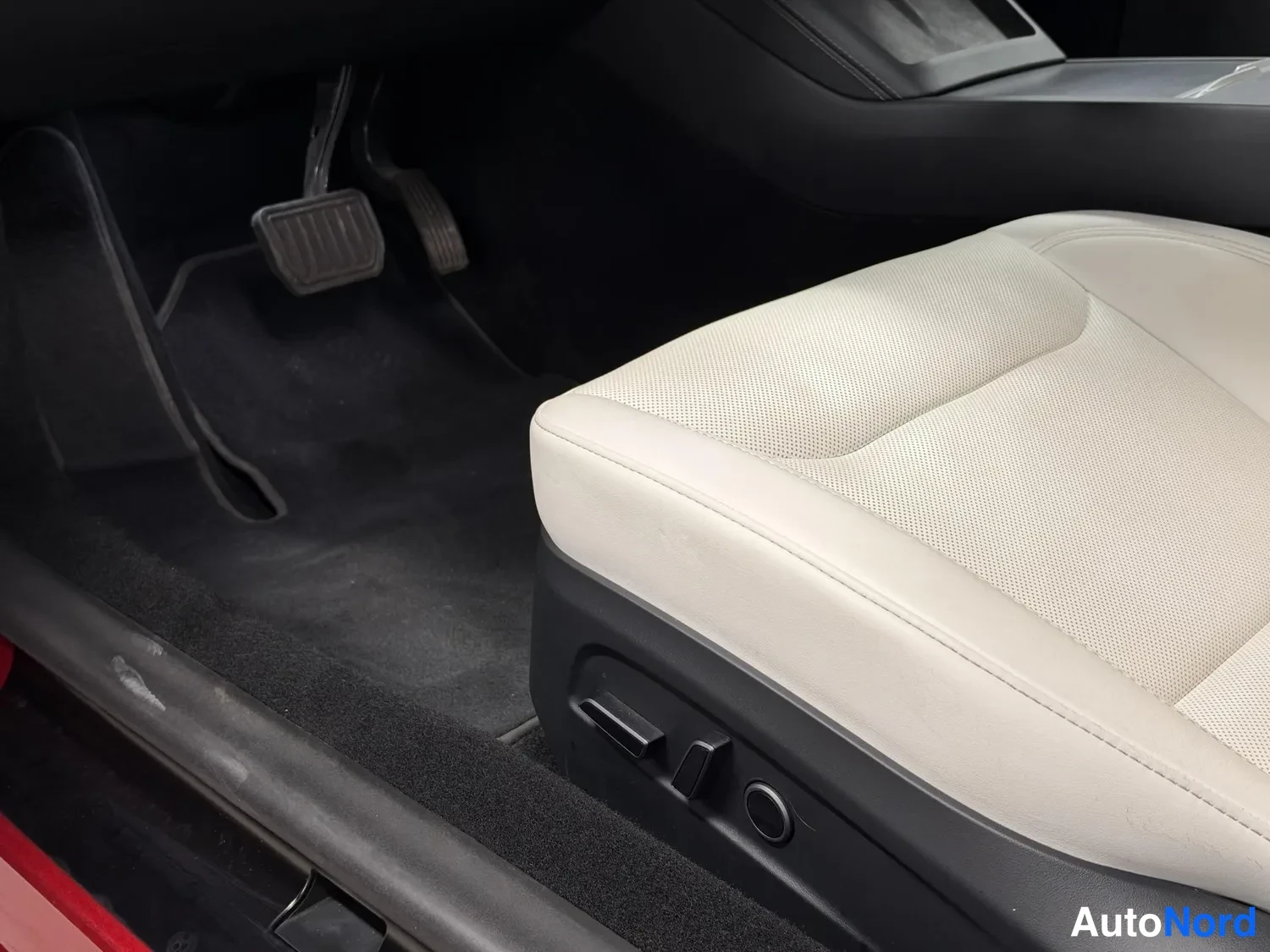 Punainen Tesla Model 3 2024, yksityiskohta, kuva 17