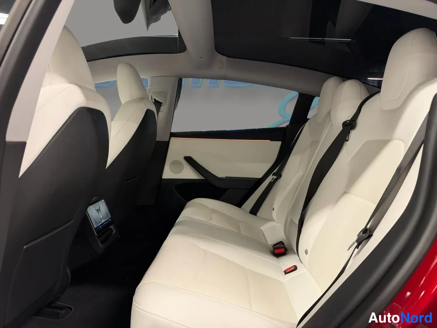 Punainen Tesla Model 3 2024, takaistuimet, kuva 13
