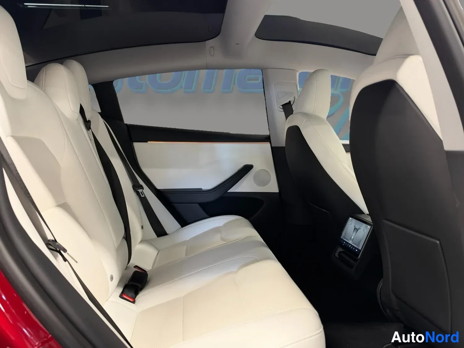 Punainen Tesla Model 3 2024, takaistuimet, kuva 14