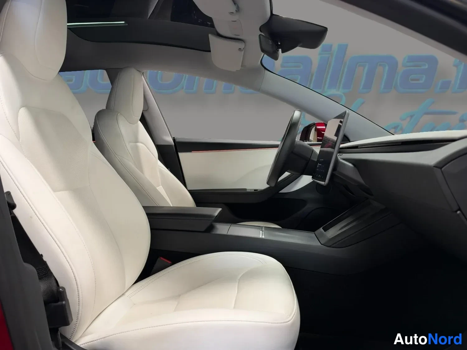 Punainen Tesla Model 3 2024, etuistuimet, kuva 12