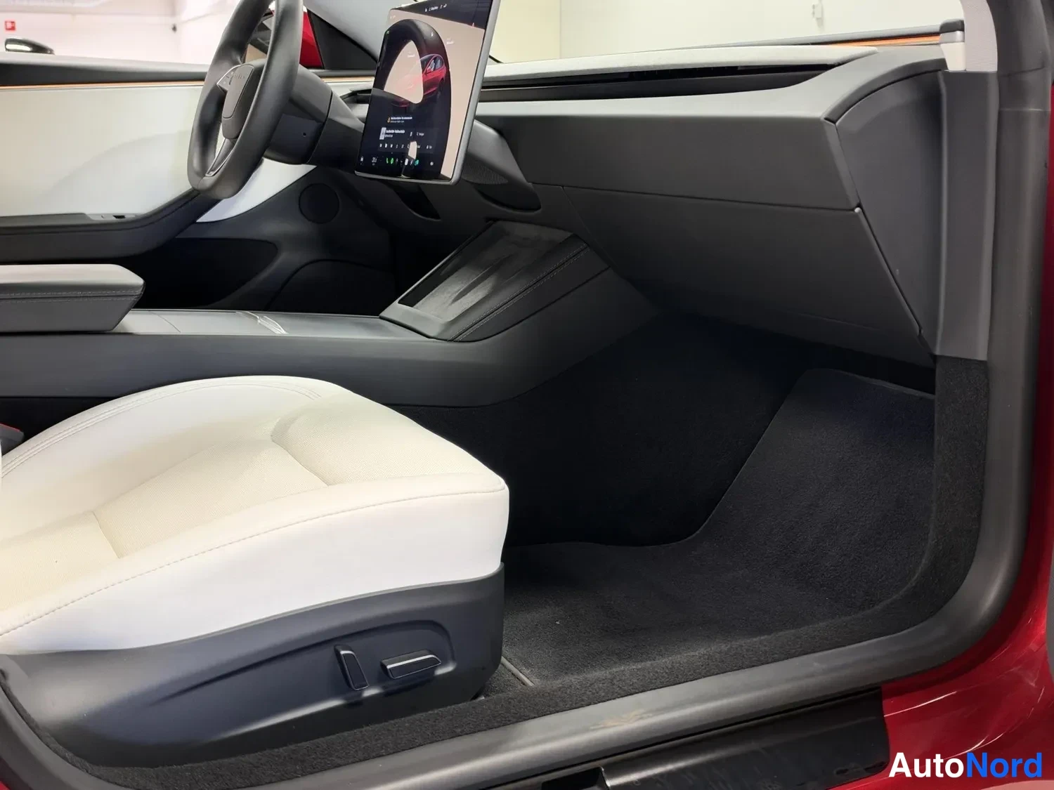 Punainen Tesla Model 3 2024, ohjaamo, kuva 8