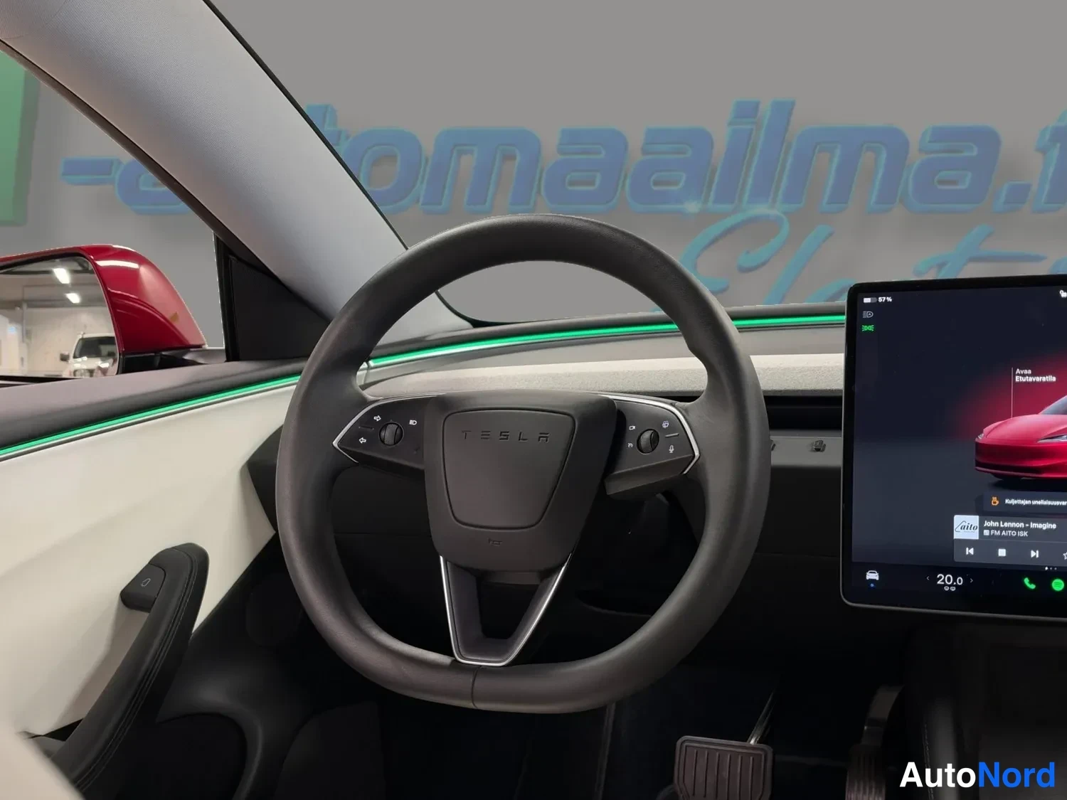 Punainen Tesla Model 3 2024, ohjaamo, kuva 10