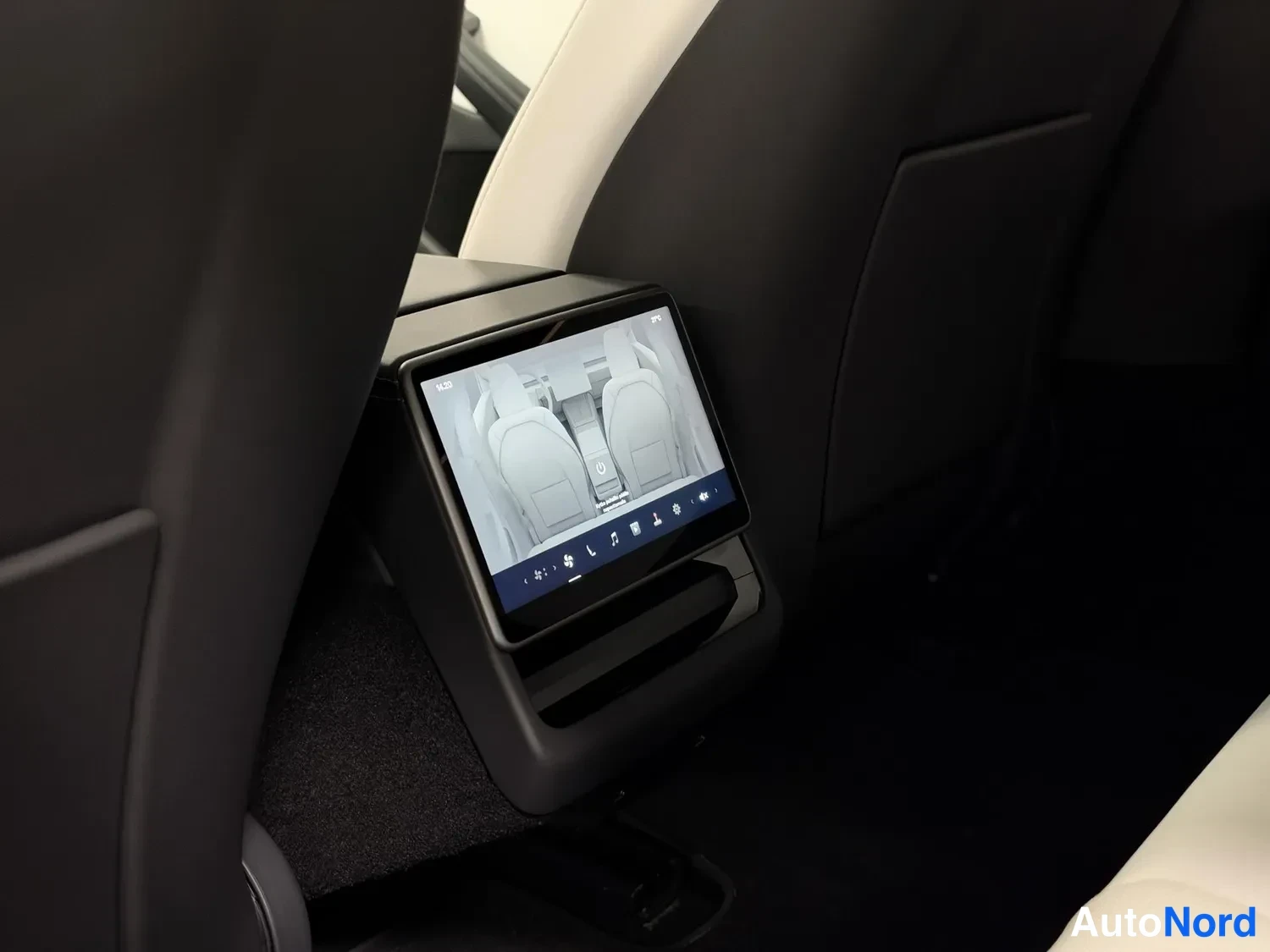 Punainen Tesla Model 3 2024, yksityiskohta, kuva 25