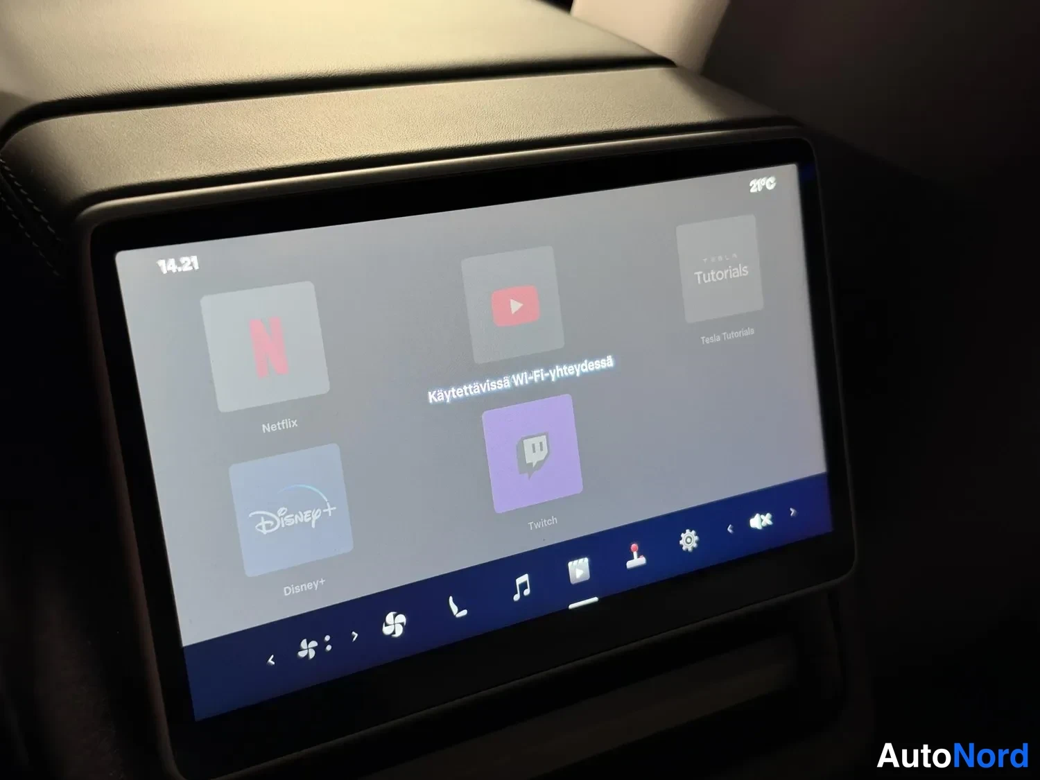 Punainen Tesla Model 3 2024, yksityiskohta, kuva 26