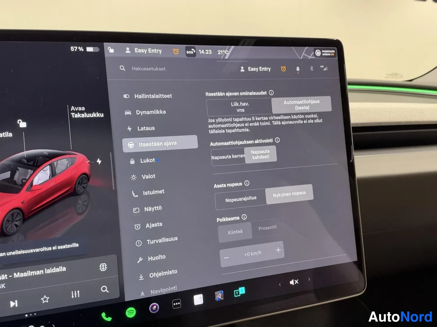 Punainen Tesla Model 3 2024, yksityiskohta, kuva 18