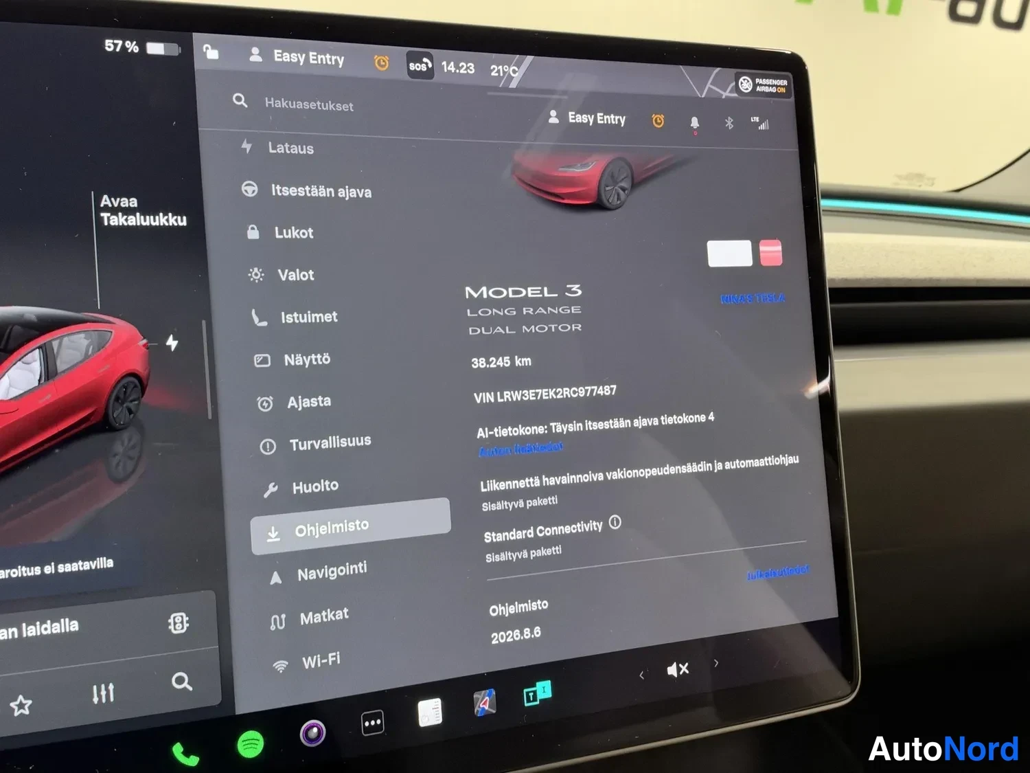 Punainen Tesla Model 3 2024, yksityiskohta, kuva 19