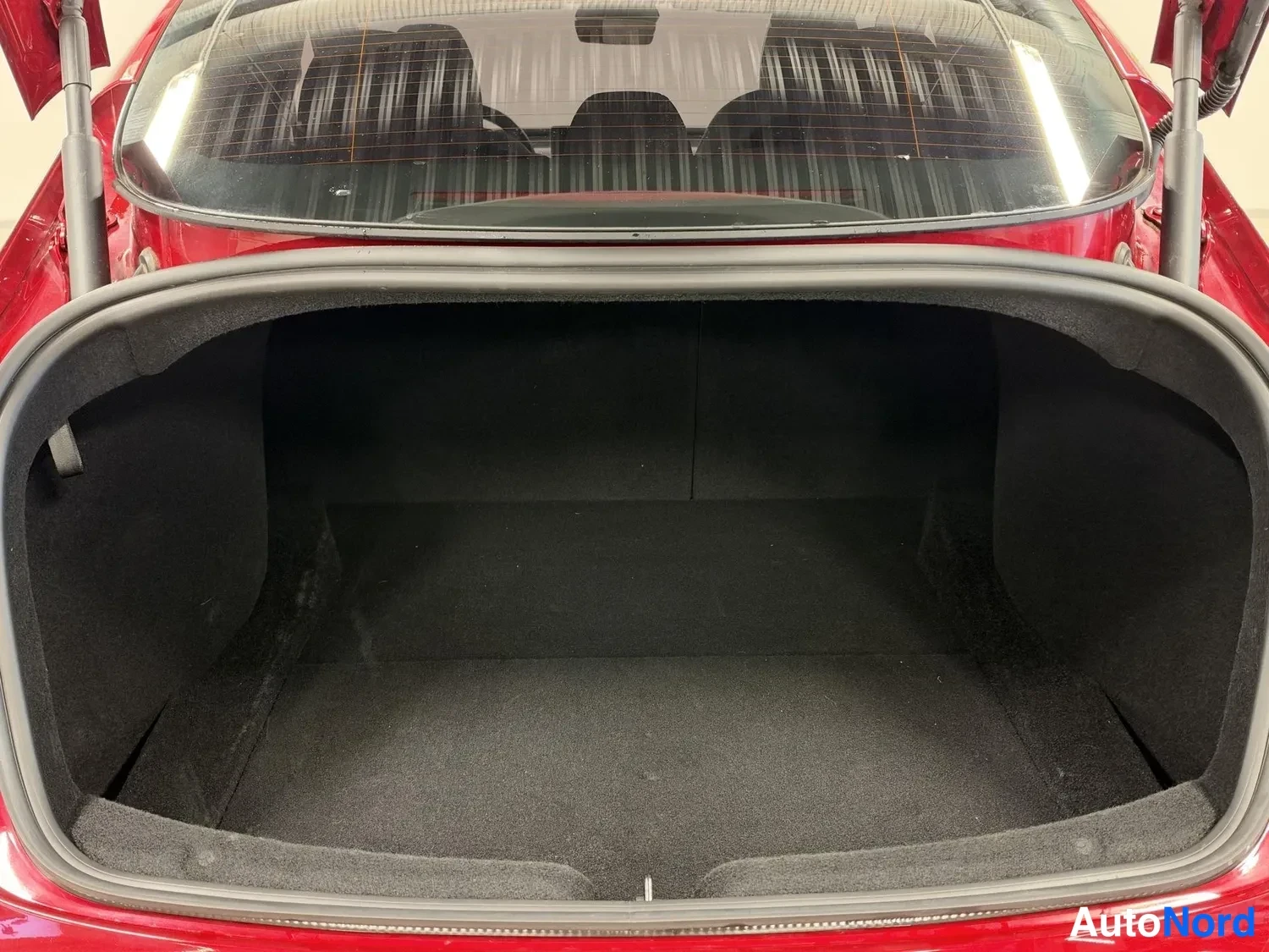 Punainen Tesla Model 3 2024, tavaratila, kuva 15