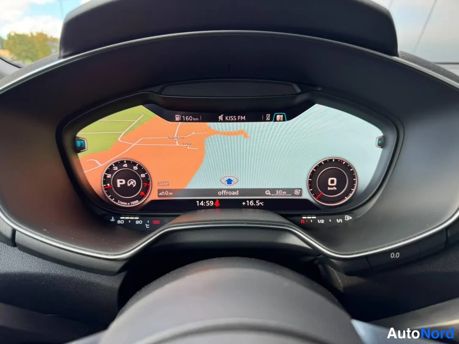 Muu: Audi TT:n digitaalinenmittaristö: navigointikartta keskellä, nopeusmittari oikealla ja vaihteistotilanteen P-näyttö vasemmalla, ulkolämpötila +16,5 °C.