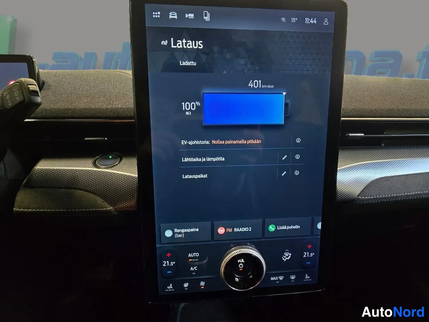 Muu: Kojeiston keskikonsolin infotainment-näyttö näyttää latausnäkymän: akku ladattu 100 %, toimintasäde 401 km.