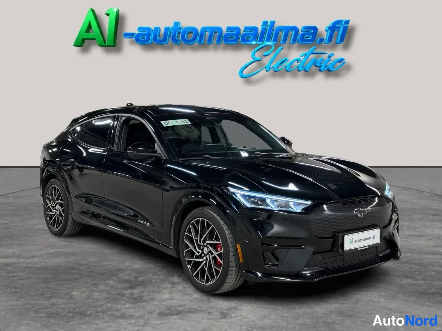 Musta Ford Mustang Mach-E 2022, etuviisto, keula oikealle, kuva 2