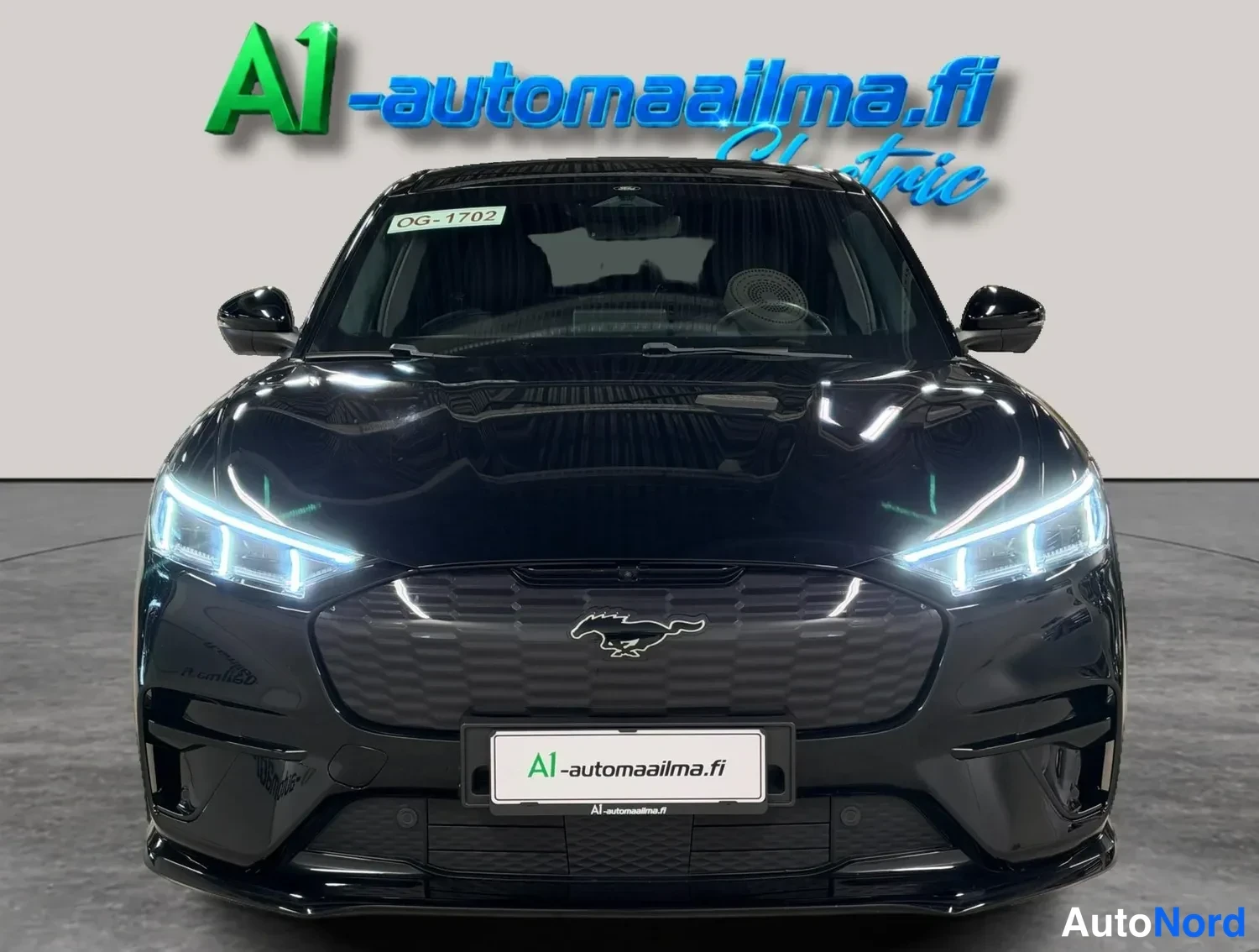 Musta Ford Mustang Mach-E 2022, edestä, kuva 3