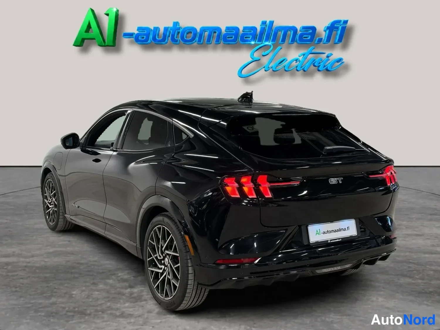 Musta Ford Mustang Mach-E 2022, takaviisto, kuva 5
