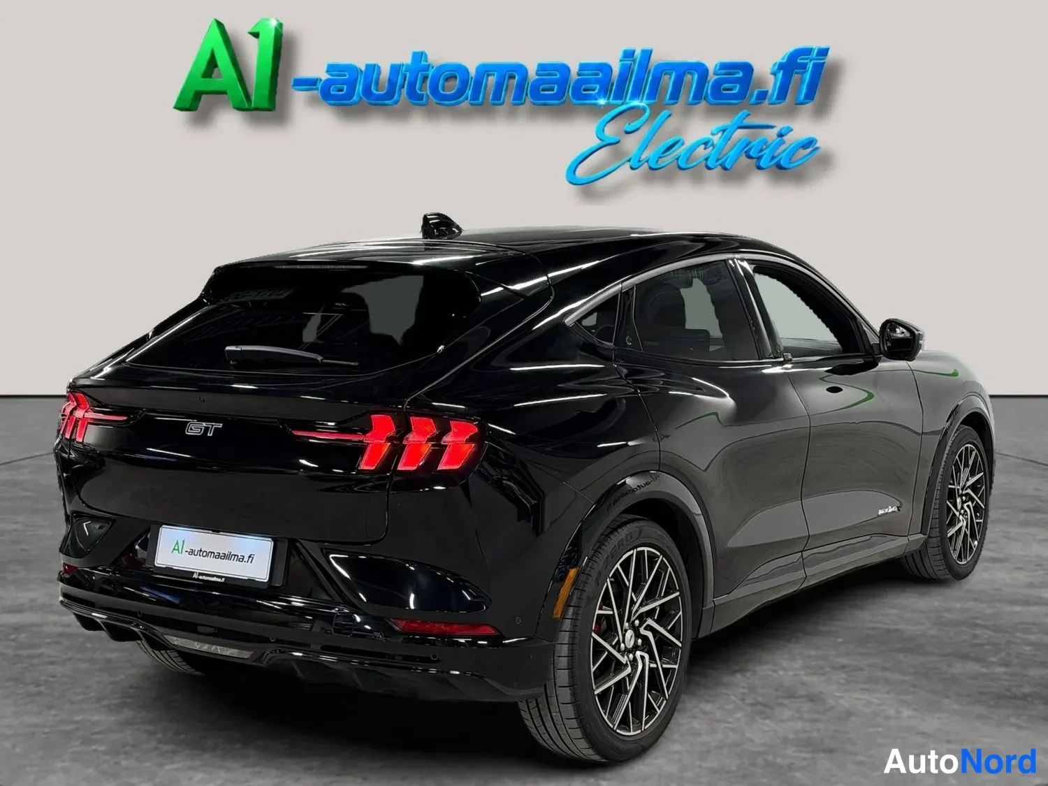 Musta Ford Mustang Mach-E 2022, takaviisto, kuva 6