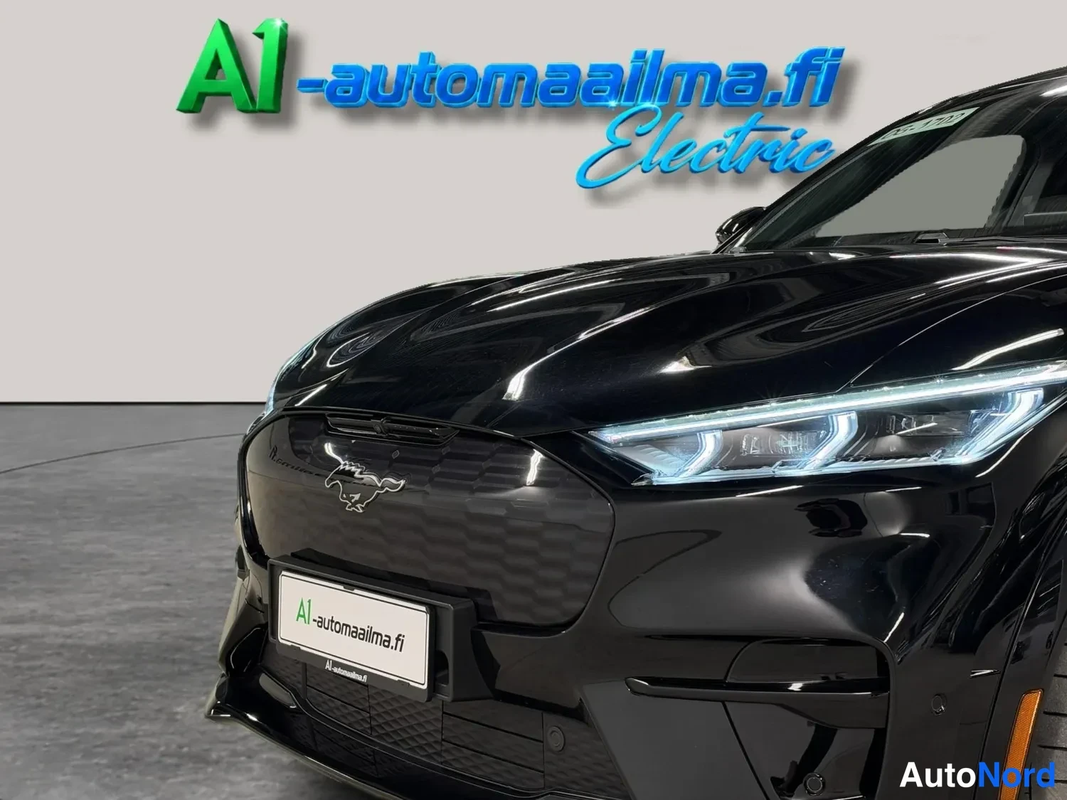 Musta Ford Mustang Mach-E 2022, edestä, kuva 4