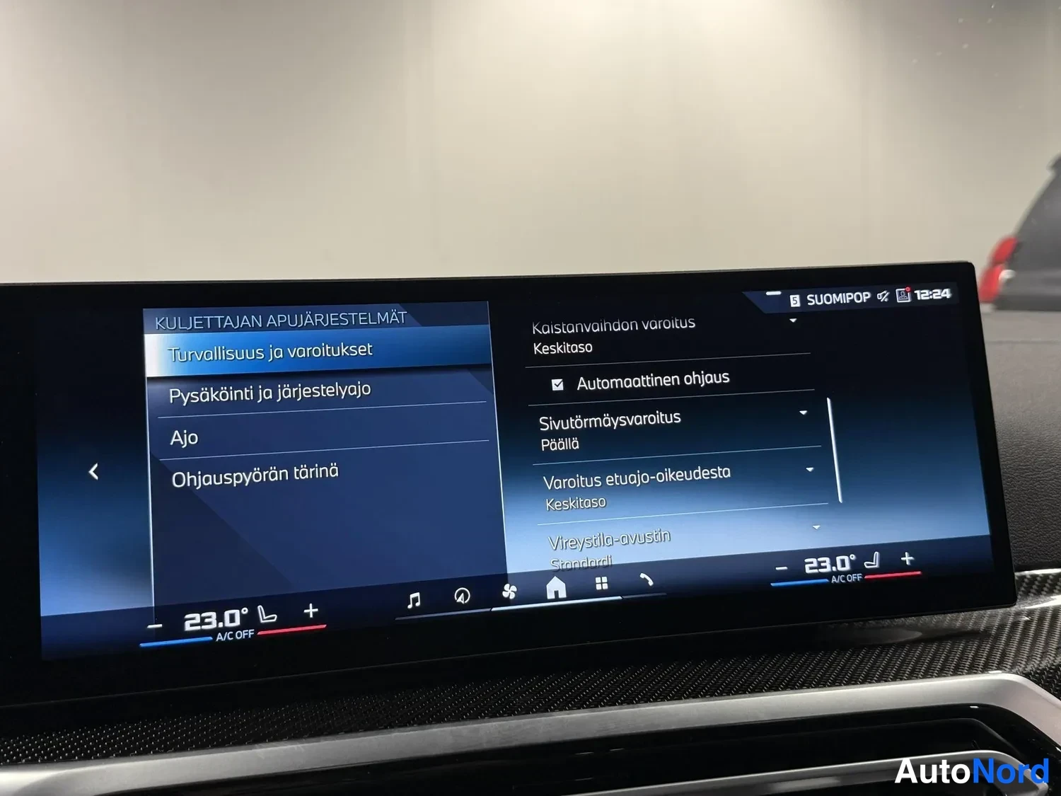 Muu: Auton infotainment-näytön kuljettajan apujärjestelmien asetukset: 'Automaattinen ohjaus', 'Sivutörmäysvaroitus Päällä' ja 'Varoitus etuajo-oikeudesta Keskitaso'