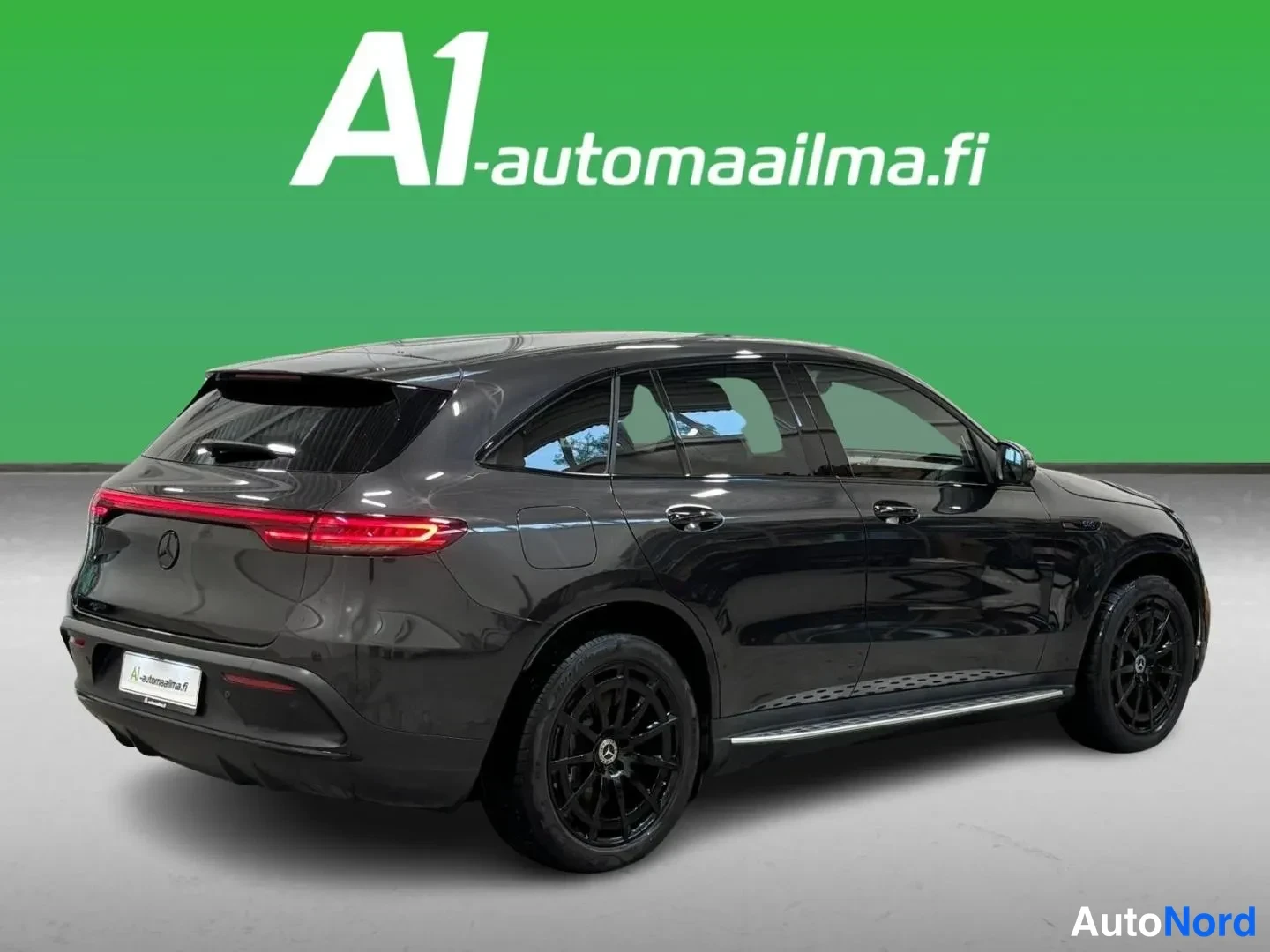 Takaviisto: Mustanharmaa Mercedes-Benz EQC -maasturin takaosan kolmasosan kuva, jossa näkyvät takavalot, takapuskuri ja kylki studio-taustaa vasten.