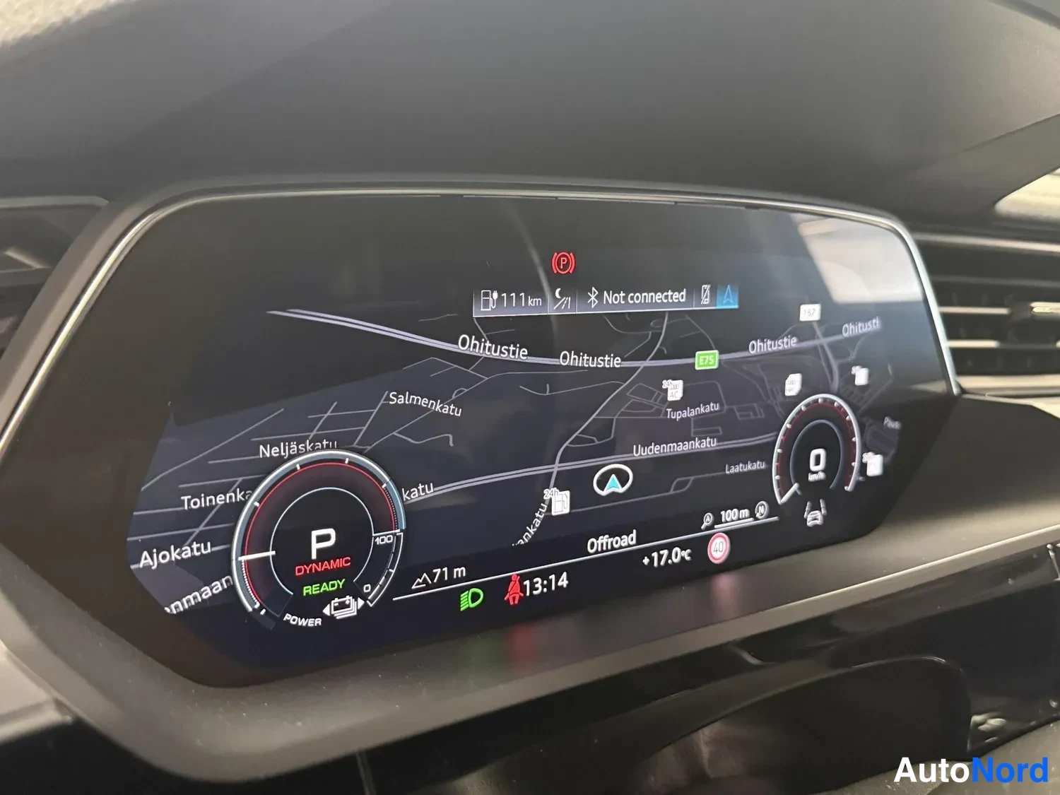 Muu: Audi e-tronin Audi Virtual Cockpit -mittarinäyttö karttanäkymällä, pysäköintitilassa (P), DYNAMIC-tilassa, READY-merkinnällä, ulkolämpötila +17,0 °C, kellonaika