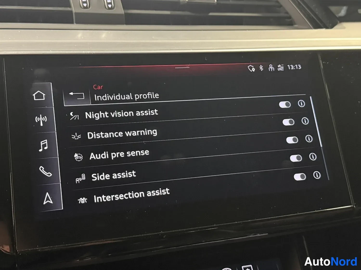 Muu: Audi e-tronin näytön Car-valikon Individual profile -sivu, jossa asetuksia Night vision assist, Distance warning, Audi pre sense, Side assist ja Intersection as