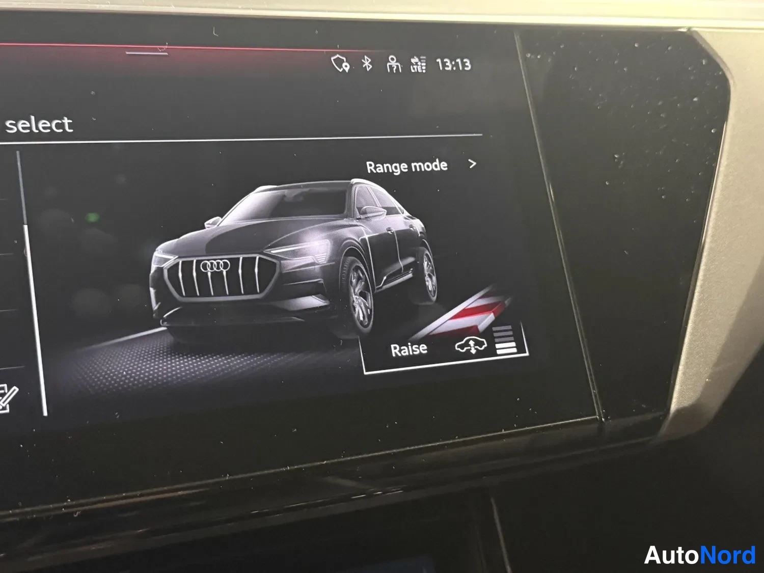 Muu: Keskusnäytöllä Audi-ajoneuvon grafiikka ja Range mode -valinta.
