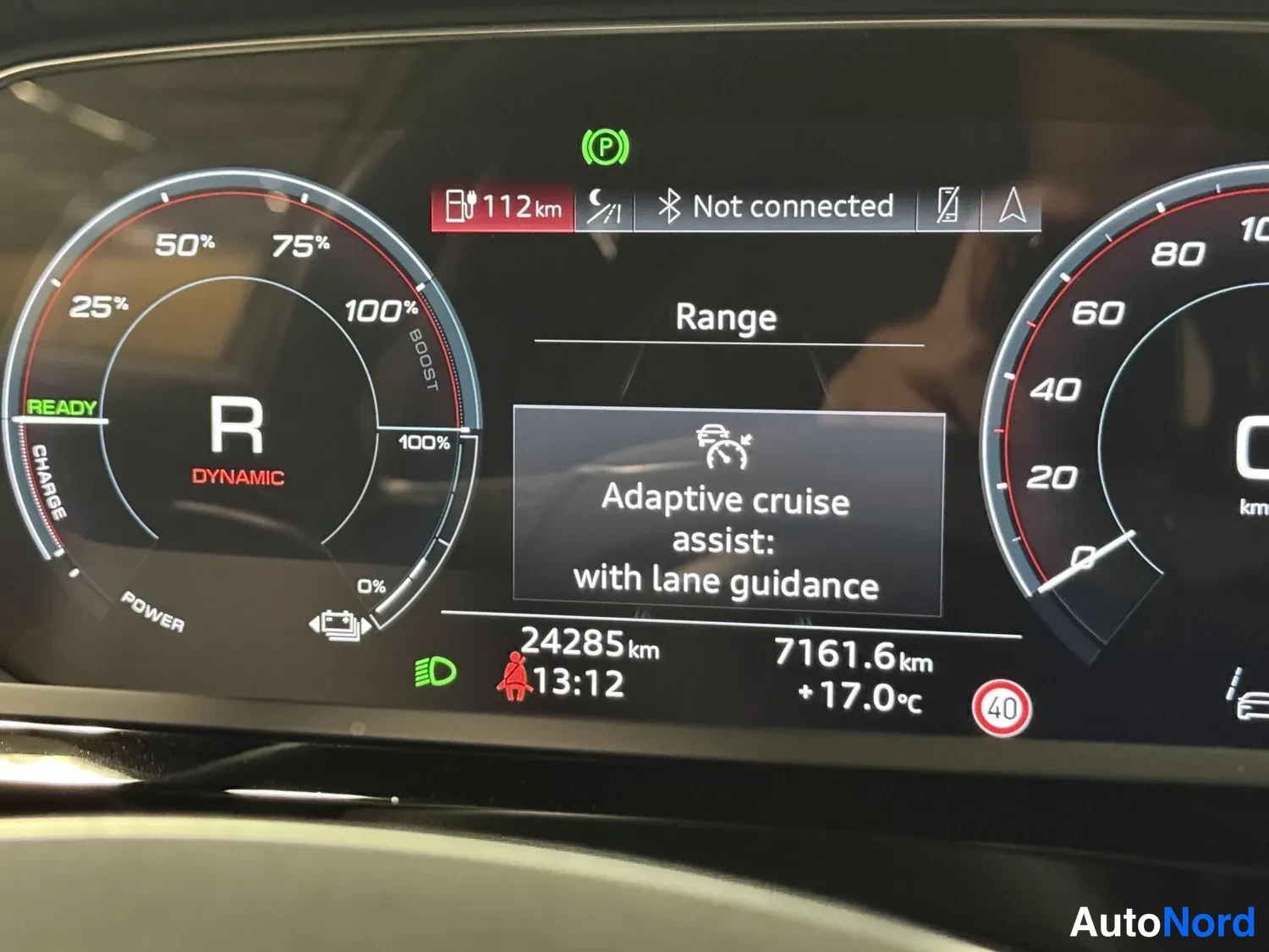 Muu: Kuljettajan näyttö, joka näyttää 24 285 km matkamittarin, 112 km toimintaetäisyyden ja adaptive cruise assist -toiminnon.